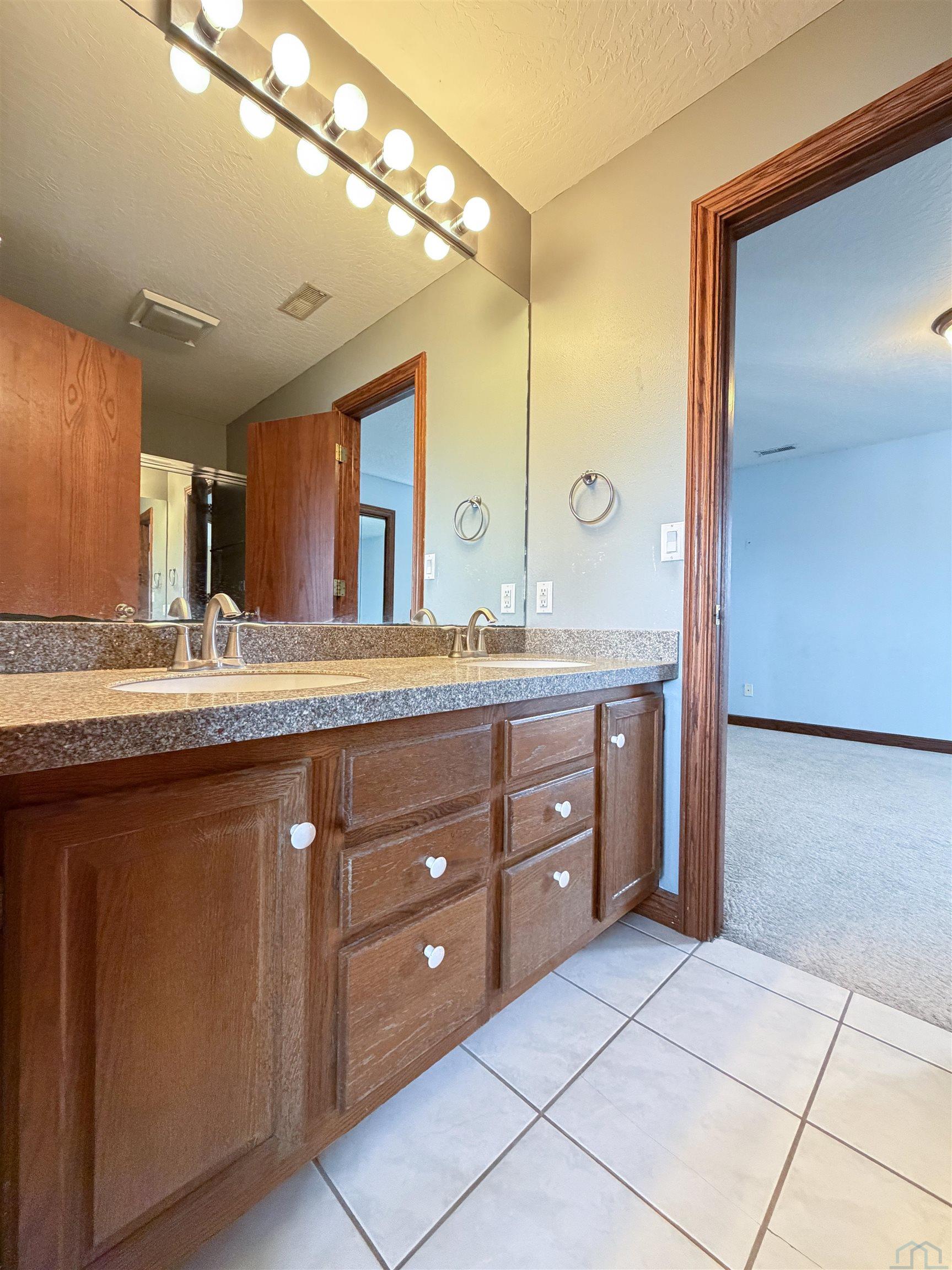Sioux City, Iowa, 51104, United States, 4 Bedrooms Bedrooms, ,5 BathroomsBathrooms,Residential,For Sale,1989955