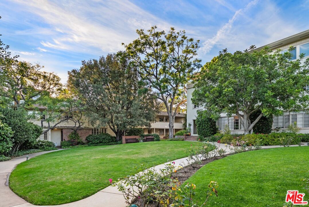 Los Angeles, California, 90049, United States, 1 Bedroom Bedrooms, ,1 BathroomBathrooms,Residential,For Sale,2003518