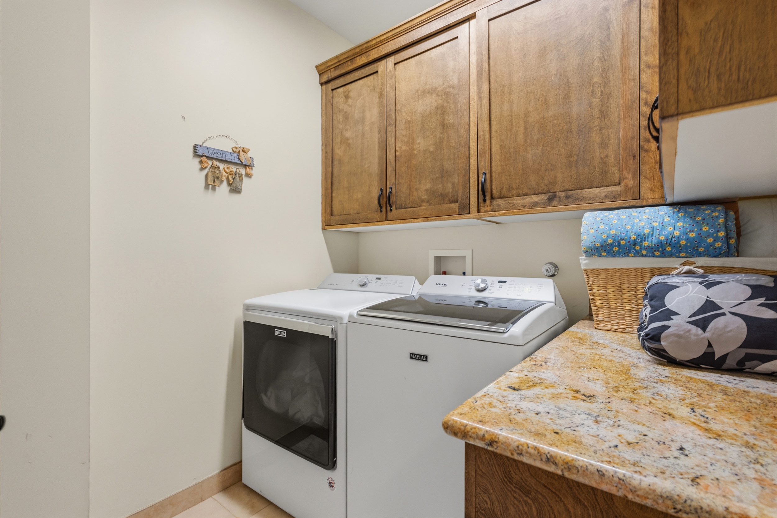 Los Lunas, New Mexico, 87031, United States, 5 Bedrooms Bedrooms, ,5 BathroomsBathrooms,Residential,For Sale,2048423