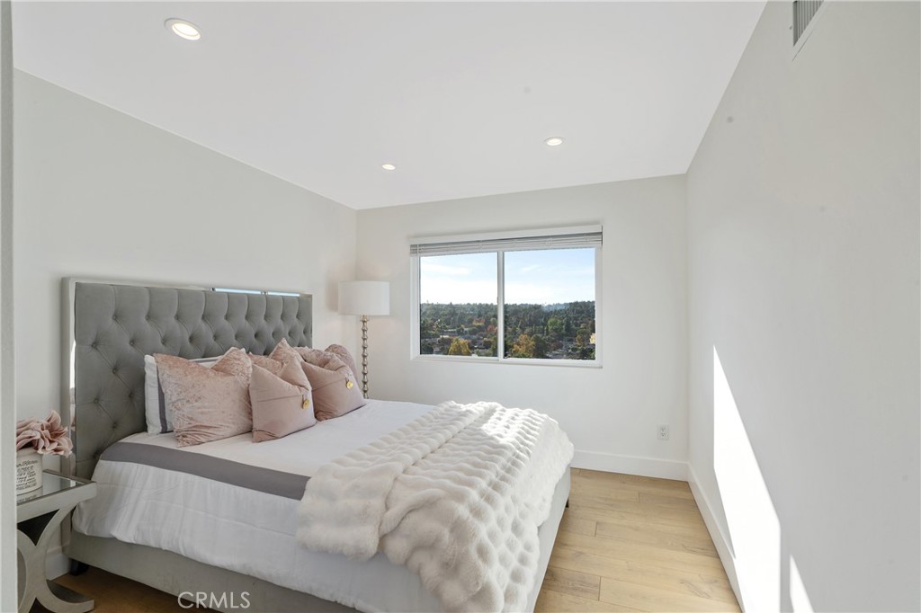 Woodland Hills, California, 91367, United States, 5 Bedrooms Bedrooms, ,4 BathroomsBathrooms,Residential,For Sale,2003511