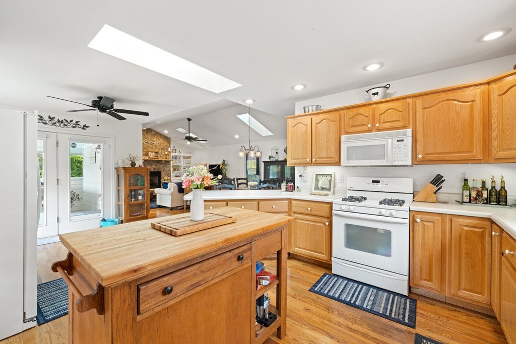 Murphy, North Carolina, 28906, United States, 2 Bedrooms Bedrooms, ,2 BathroomsBathrooms,Residential,For Sale,1923823