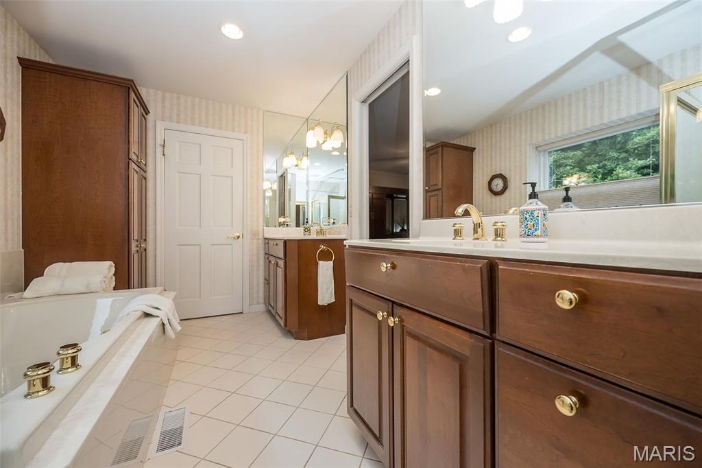 Chesterfield, Missouri, 63017, United States, 4 Bedrooms Bedrooms, ,3 BathroomsBathrooms,Residential,For Sale,1932834