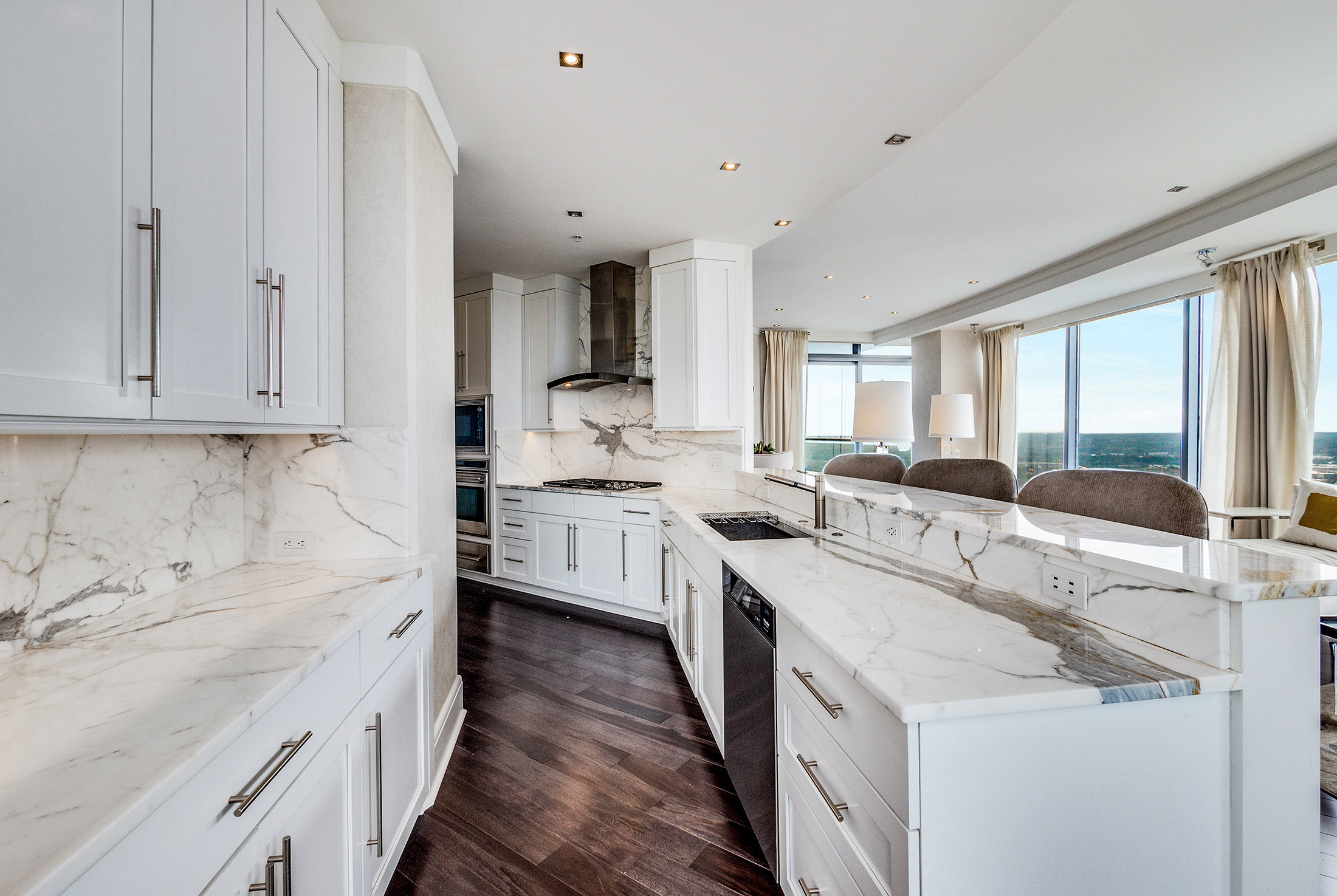 Exceptional Corner Unit with Stunning Skyline Views - 物件實景