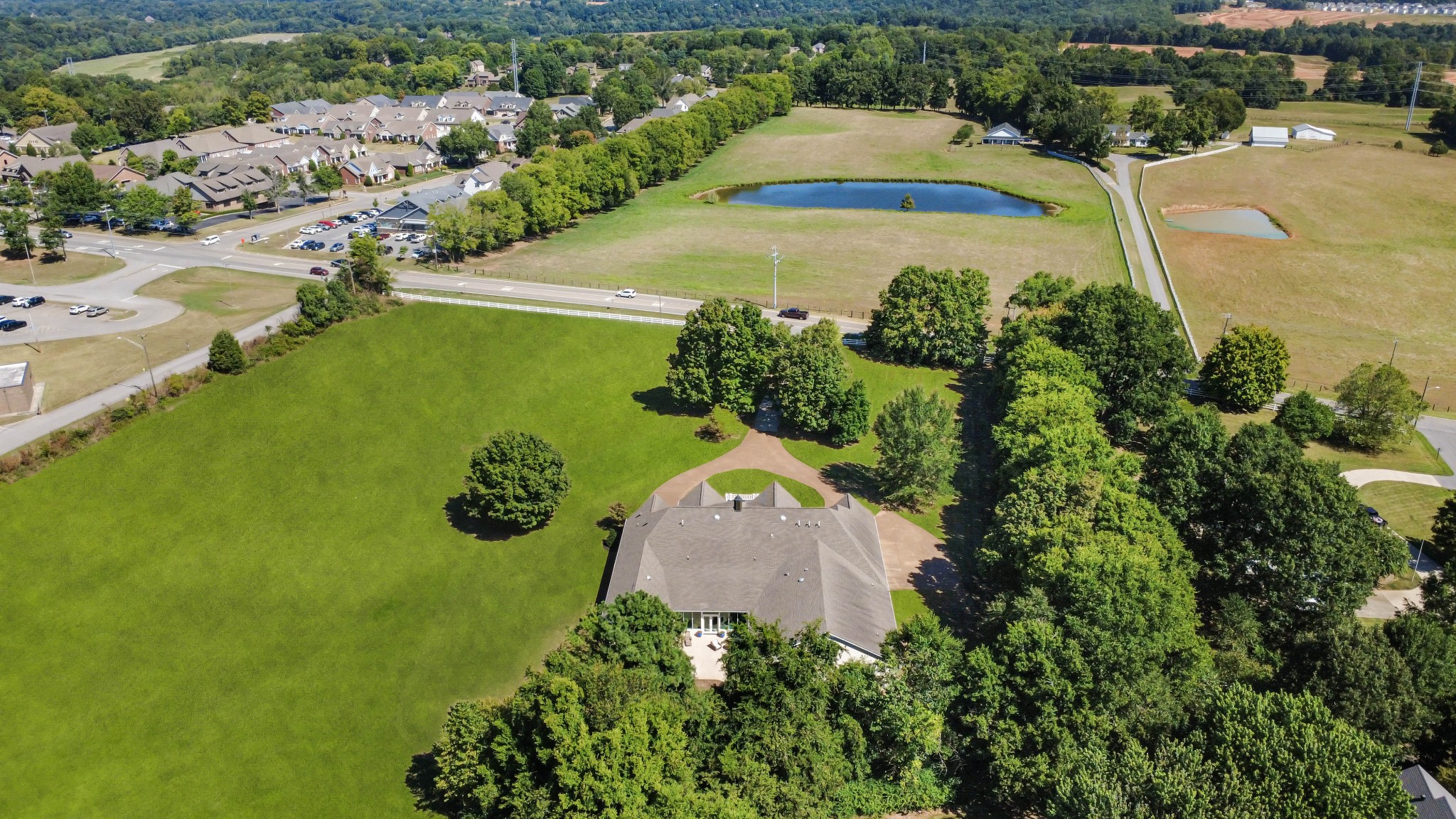 Clarksville, Tennessee, 37043, United States, 4 Bedrooms Bedrooms, ,4 BathroomsBathrooms,Residential,For Sale,1980790