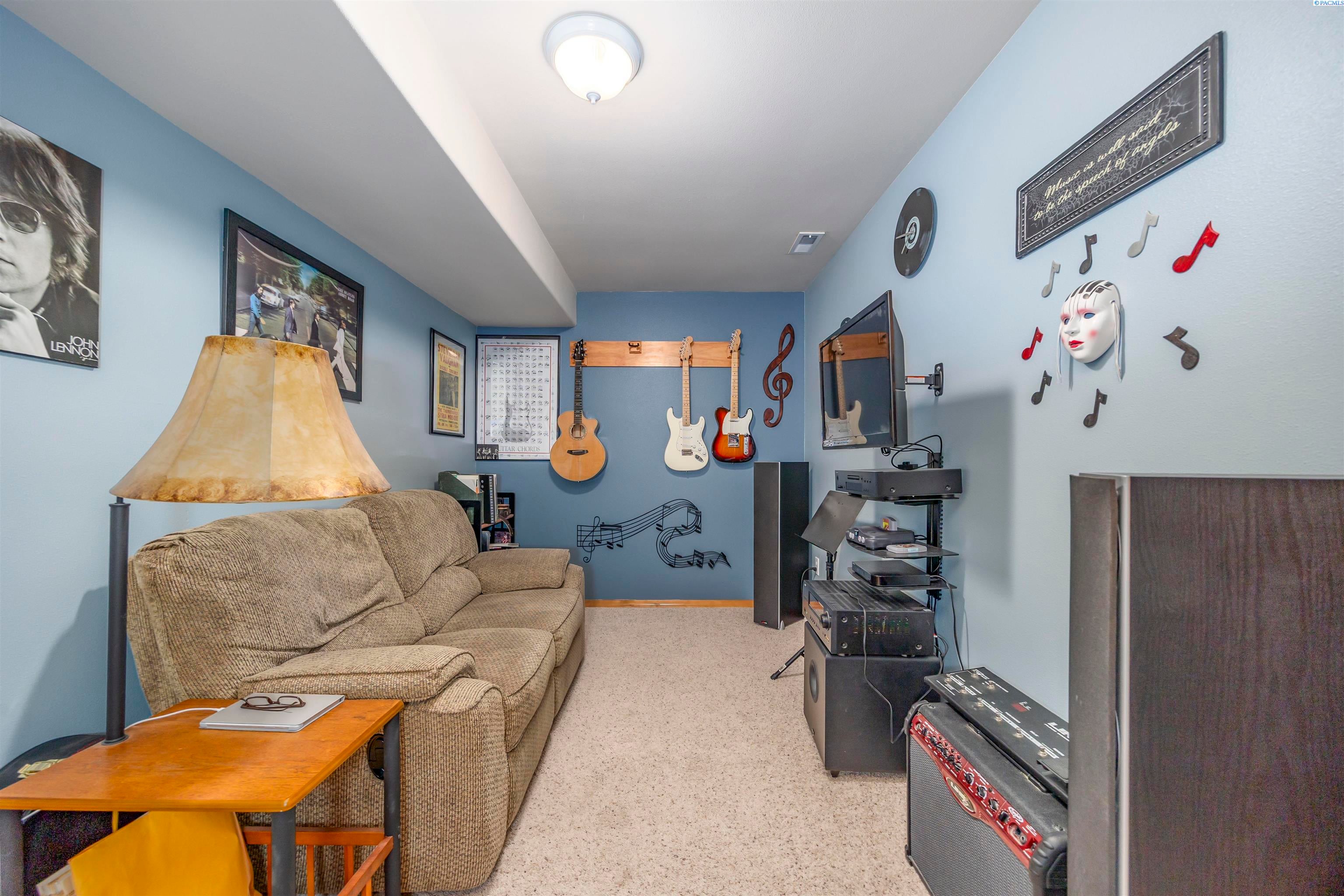 Kennewick, Washington, 99337, United States, 4 Bedrooms Bedrooms, ,3 BathroomsBathrooms,Residential,For Sale,1860973