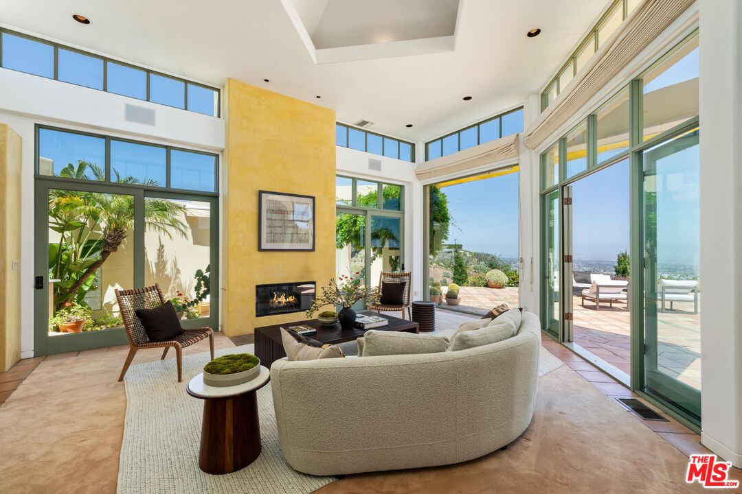Pacific Palisades, California, 90272, United States, 4 Bedrooms Bedrooms, ,2 BathroomsBathrooms,Residential,For Sale,1770890