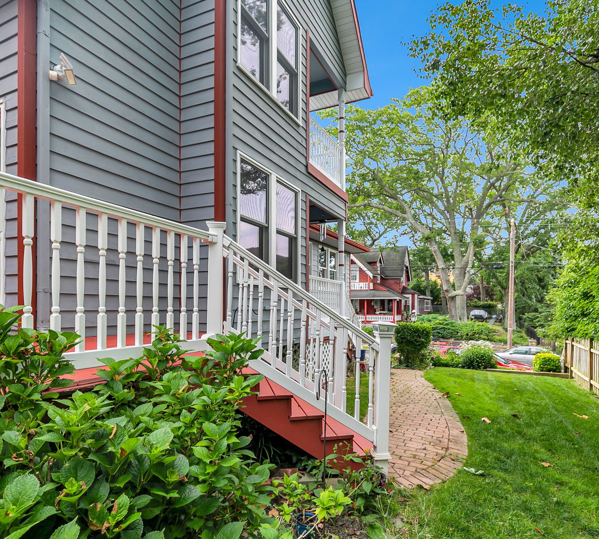  Custom Home With Multiple Balconies - 物件實景