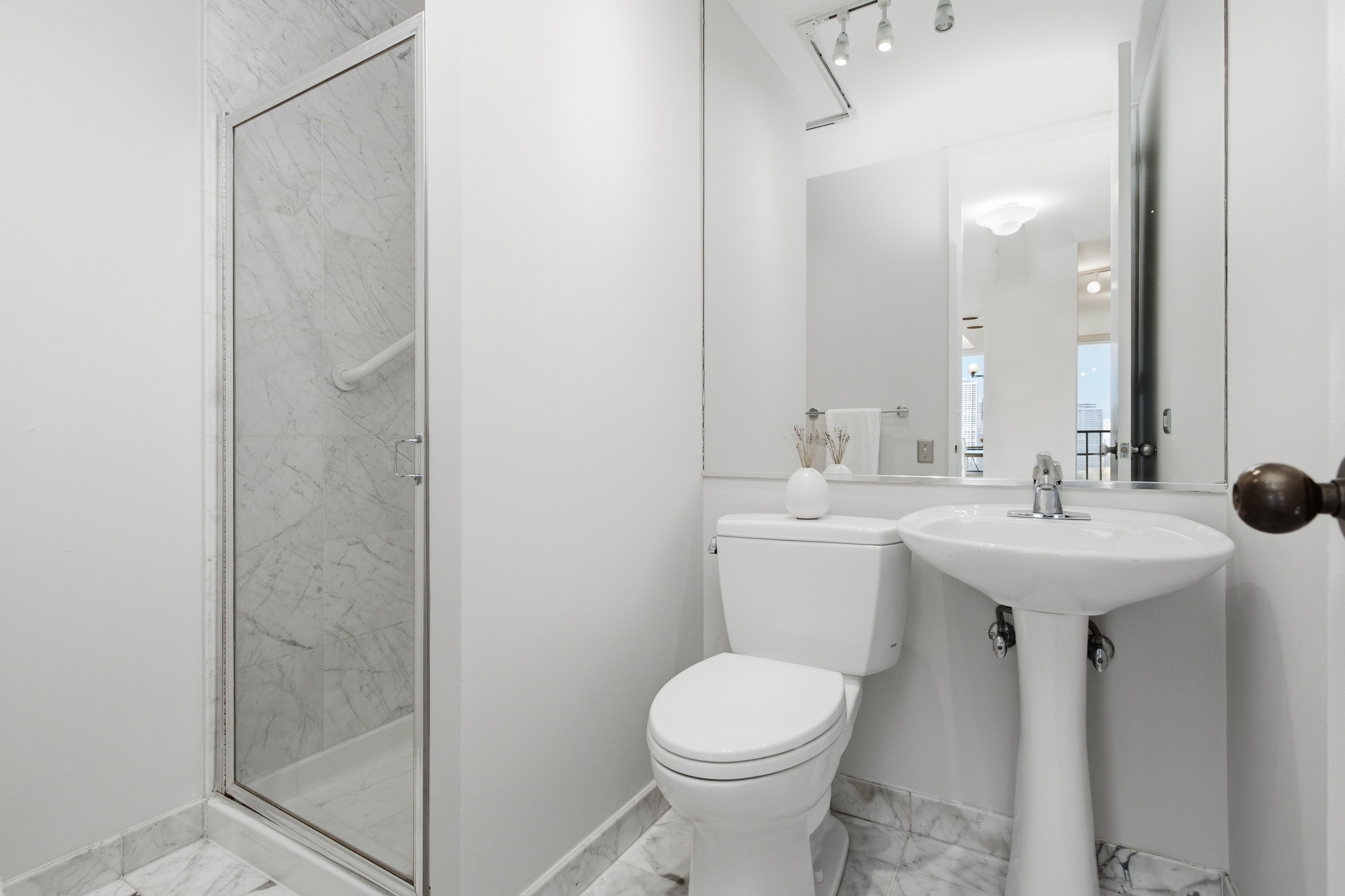 Spectacular 2-bedroom, 2-bath Corner Residence Perched High Above Lincoln Park - 物件實景