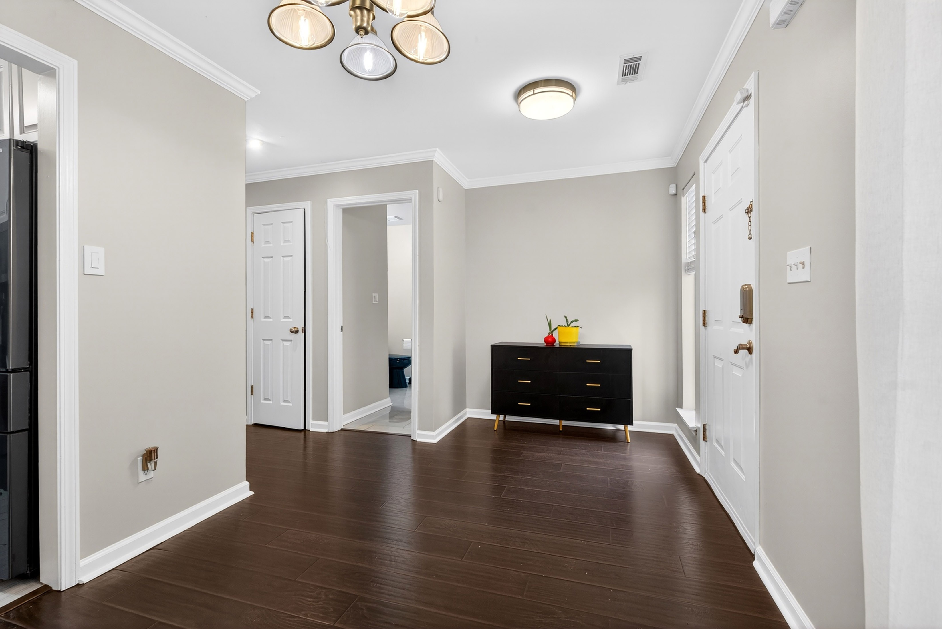  Townhouse-style Condo Offers Solid Value and Strong Upside Potential - 物件實景