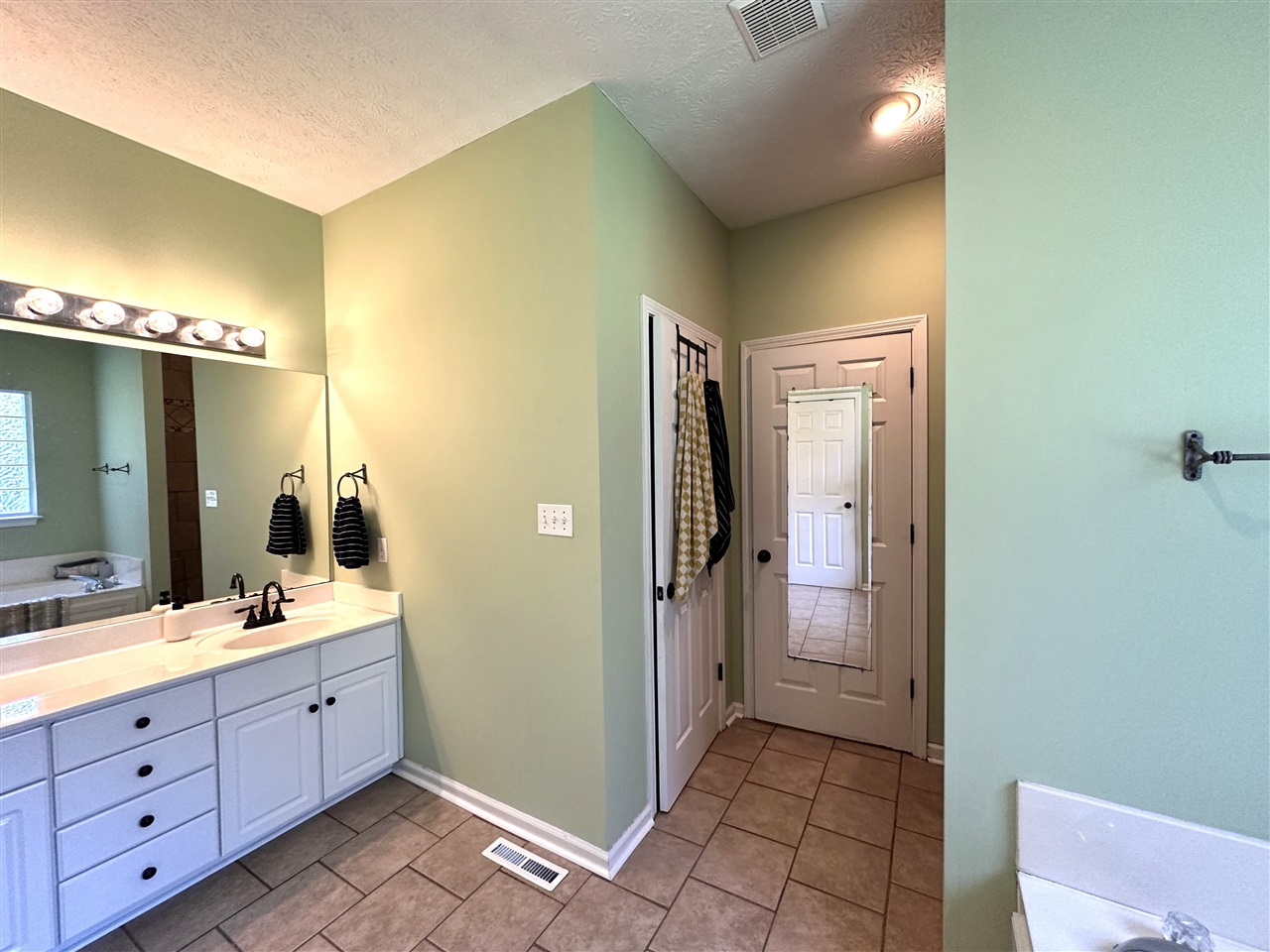 Bowling Green, Kentucky, 42104, United States, 5 Bedrooms Bedrooms, ,3 BathroomsBathrooms,Residential,For Sale,1907465