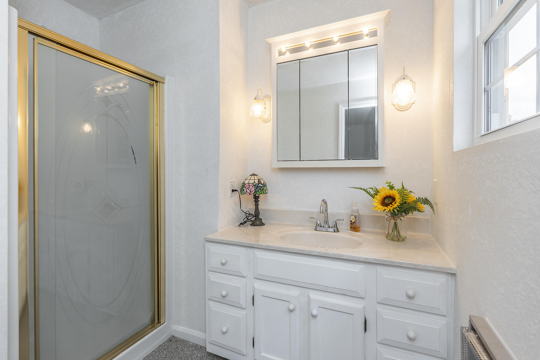 Jeffersonville, Kentucky, 40337, United States, 5 Bedrooms Bedrooms, ,4 BathroomsBathrooms,Residential,For Sale,1989610