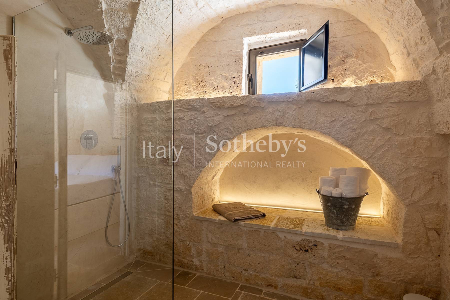  Exclusive estate among the olive trees in the Valle d