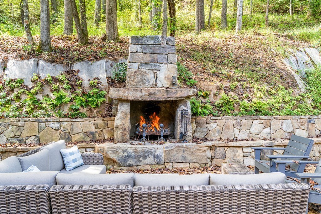 Murphy, North Carolina, 28906, United States, 3 Bedrooms Bedrooms, ,3 BathroomsBathrooms,Residential,For Sale,1982645