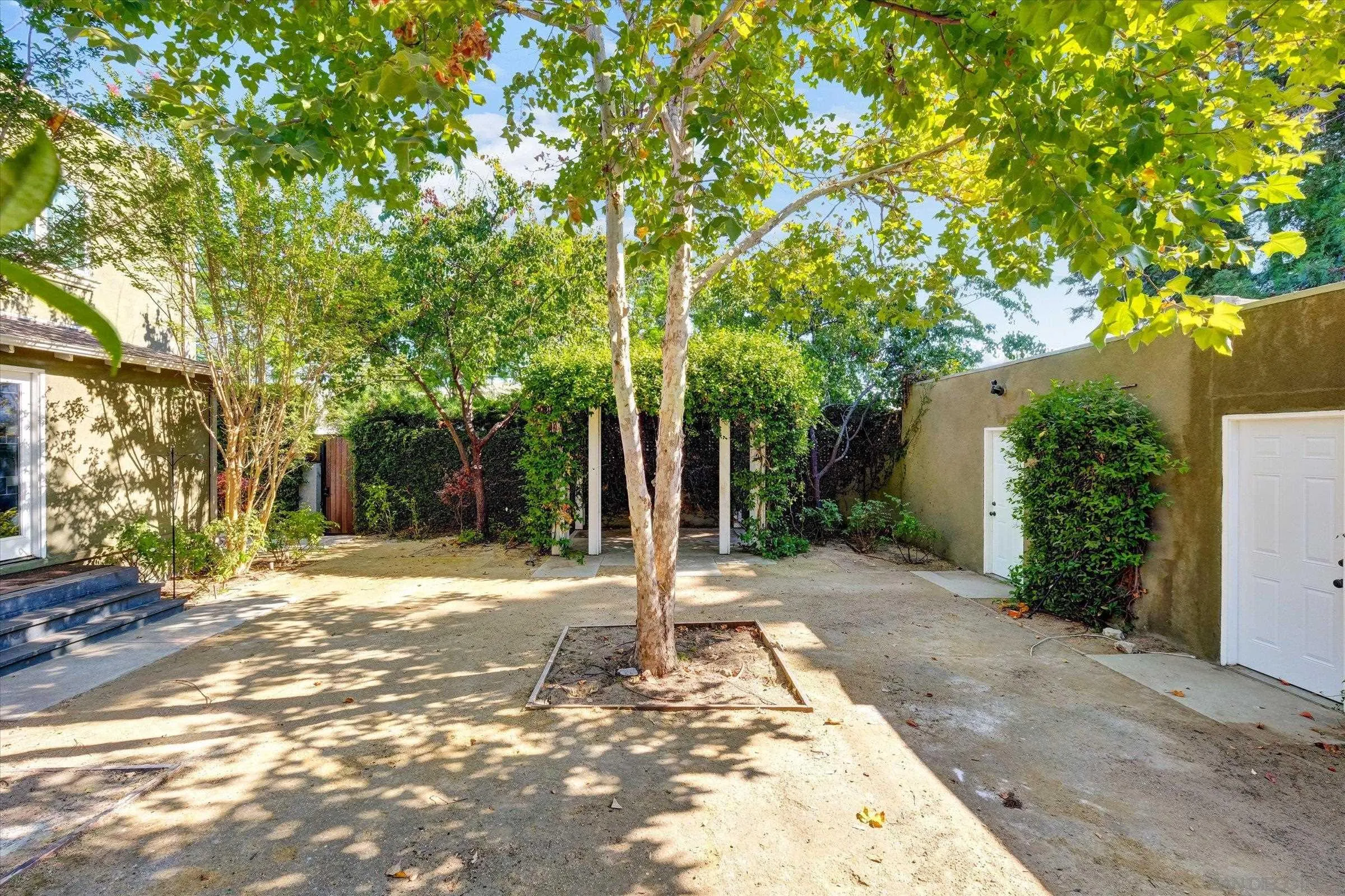 Los Angeles, California, 90027, United States, 4 Bedrooms Bedrooms, ,4 BathroomsBathrooms,Residential,For Sale,1924744