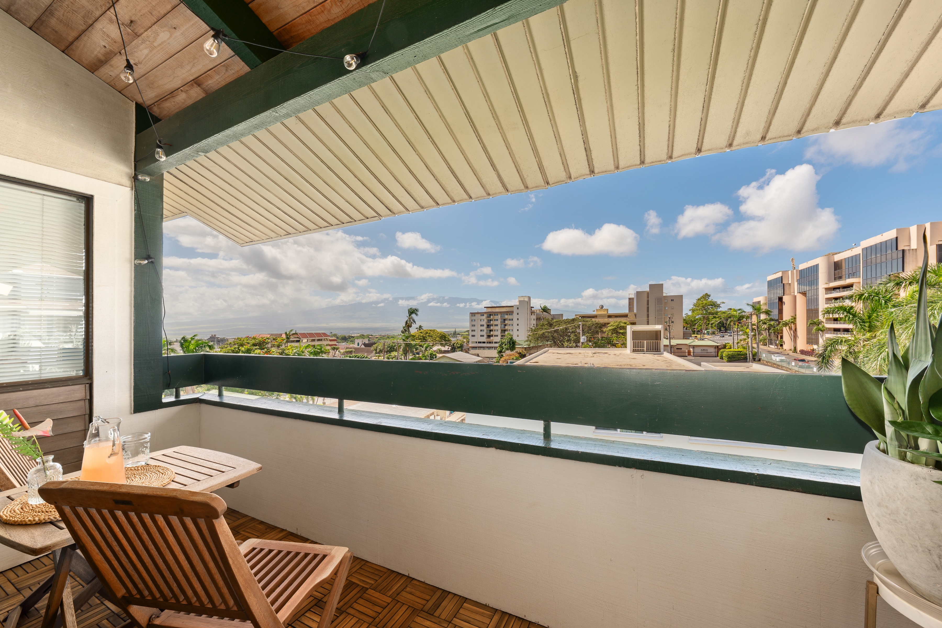  Centrally Located Living with Vaulted Ceilings and Views - 物件實景