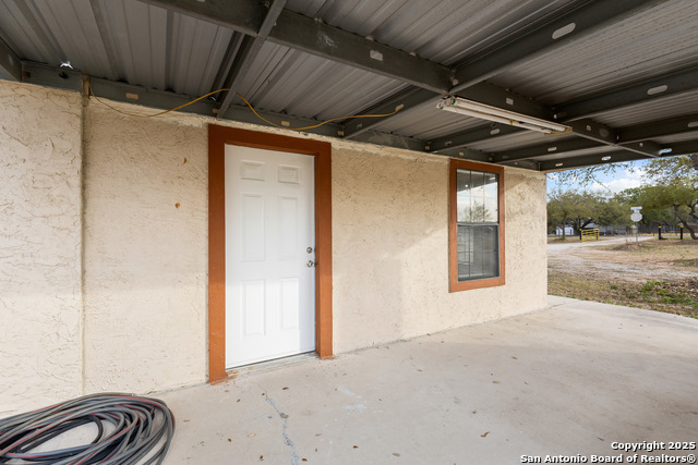 Floresville, Texas, 78114, United States, 6 Bedrooms Bedrooms, ,3 BathroomsBathrooms,Residential,For Sale,1754685