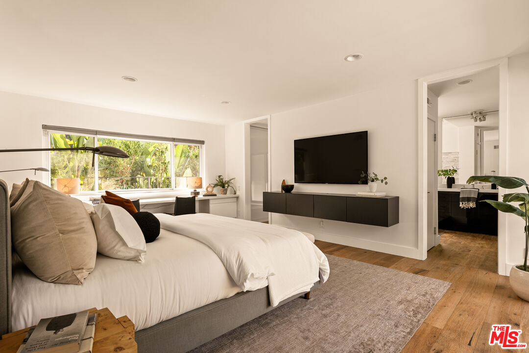 Los Angeles, California, 90027, United States, 4 Bedrooms Bedrooms, ,2 BathroomsBathrooms,Residential,For Sale,1989573