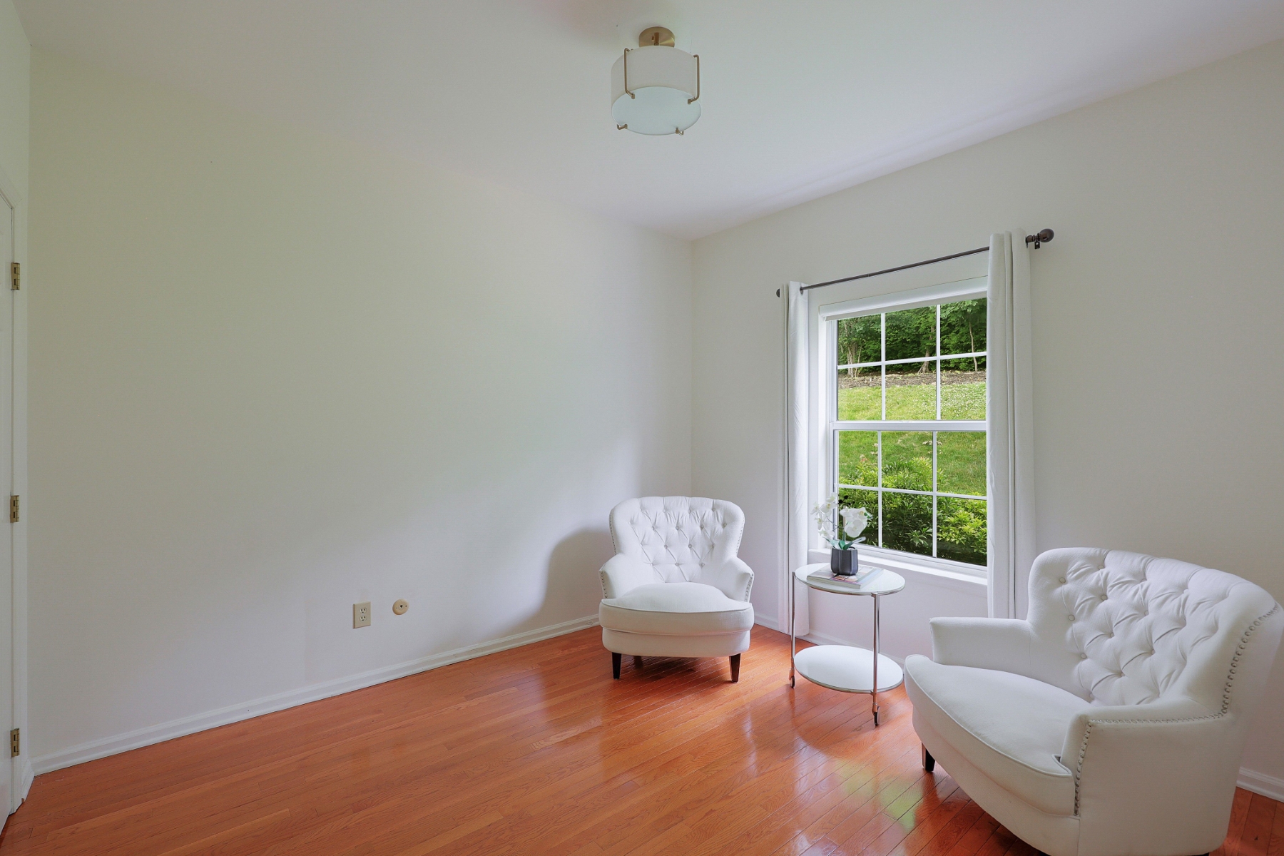  ?Carlisle? Classic Colonial Offers Timeless Charm with Modern Updates - 物件實景