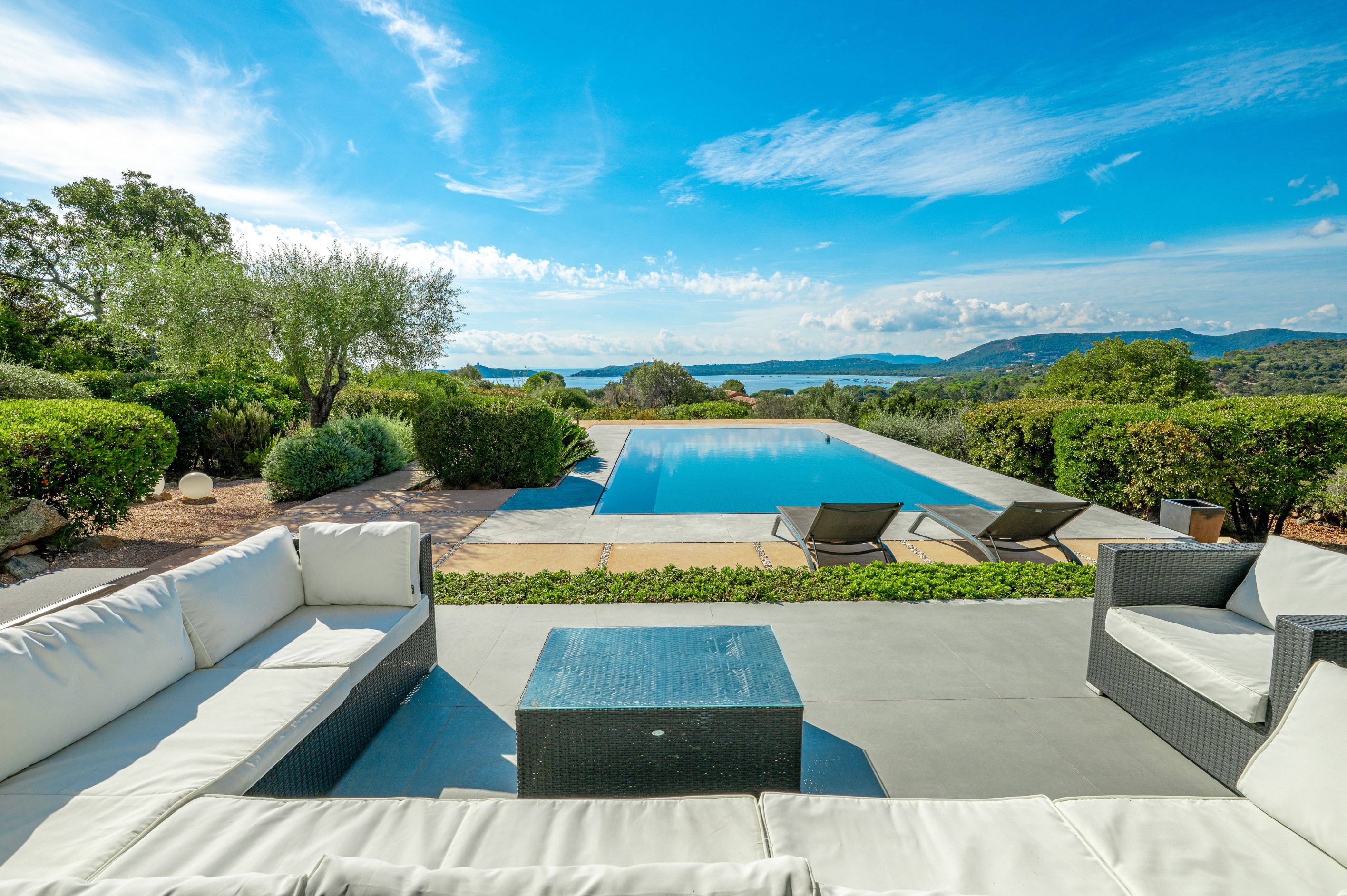  Contemporary 300 sqm villa with a mirror pool in Pinarello – 5 suites - 物件實景