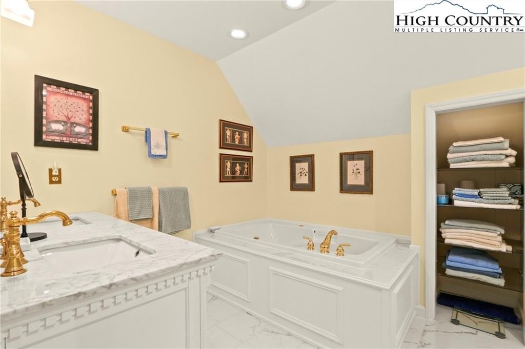 Boone, North Carolina, 28607, United States, 3 Bedrooms Bedrooms, ,3 BathroomsBathrooms,Residential,For Sale,1941298