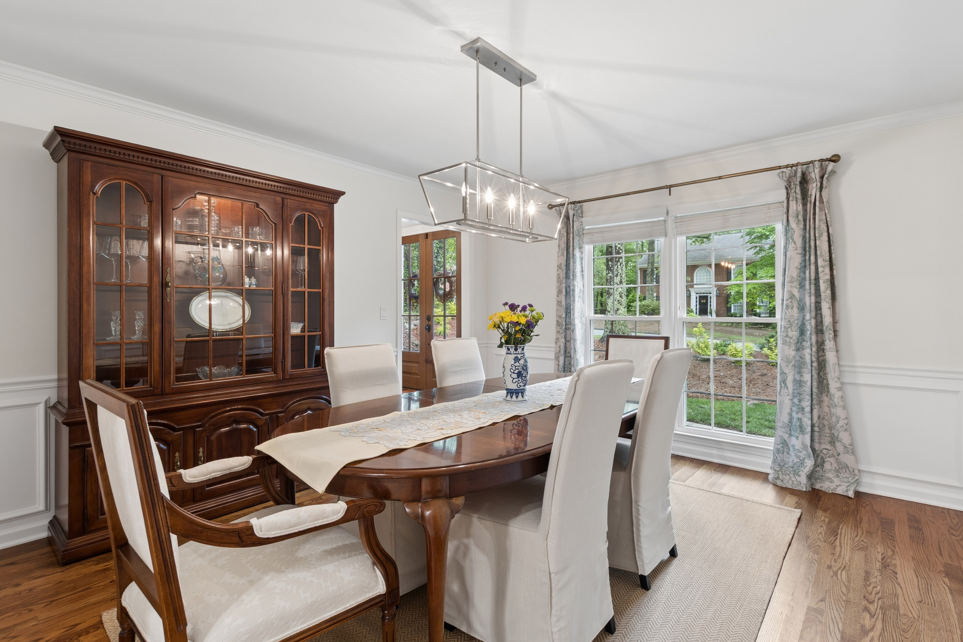  Beautifully Updated Home Blends Timeless Style with Elevated Designer Finishes - 物件實景