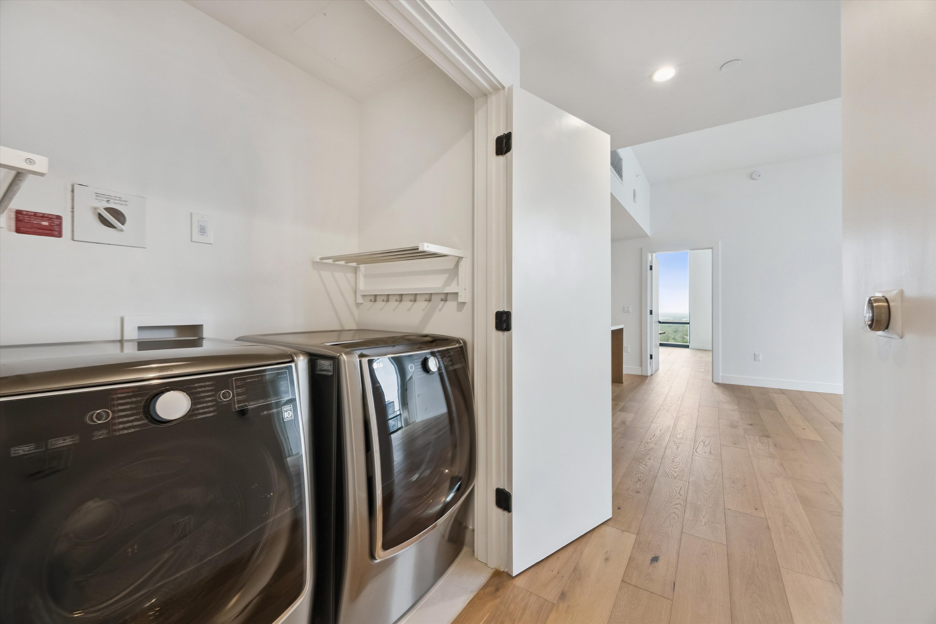  Lake View 2 Bedroom Condo with Flex Space at 70 Rainey - 物件實景