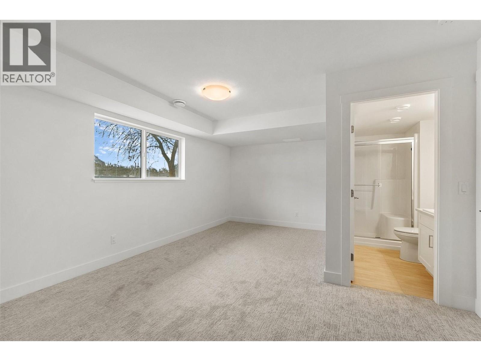 KELOWNA, British Columbia, V1V 2E6, CA, 4 Bedrooms Bedrooms, ,3 BathroomsBathrooms,Residential,For Sale,1960761