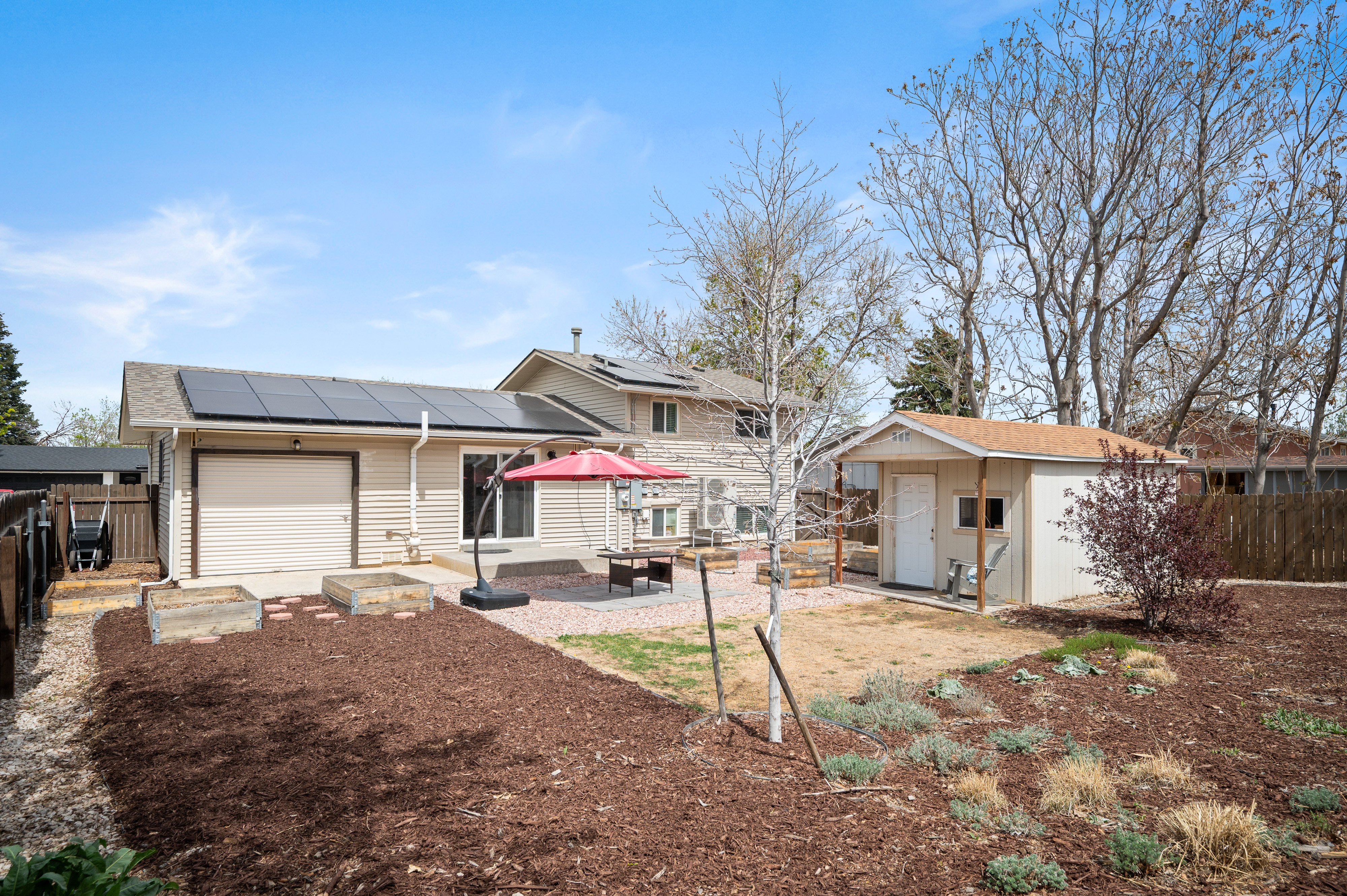  Beautifully Updated Tri-Level Home in Montbello - 物件實景