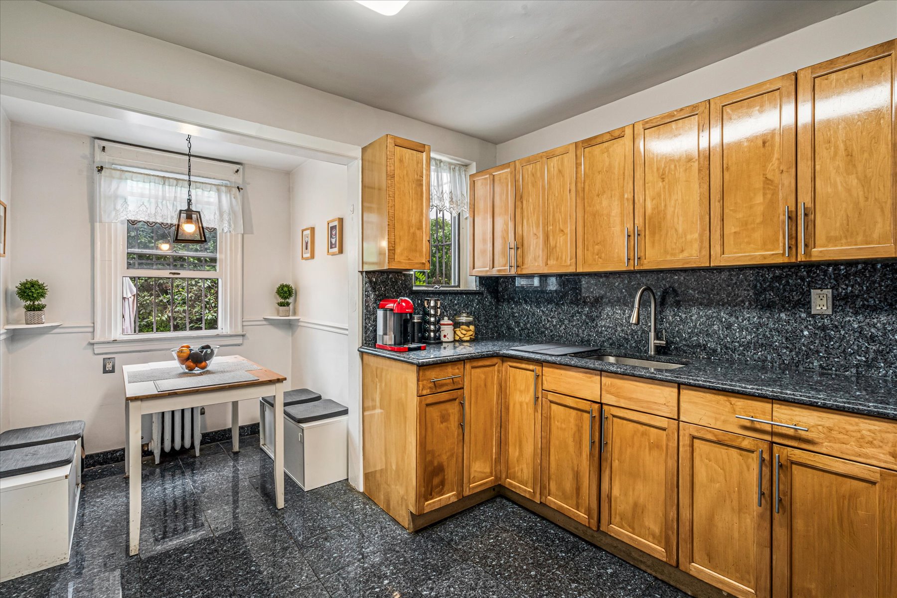  68-37 Nansen Street, Forest Hills, NY, 11375 - 物件實景