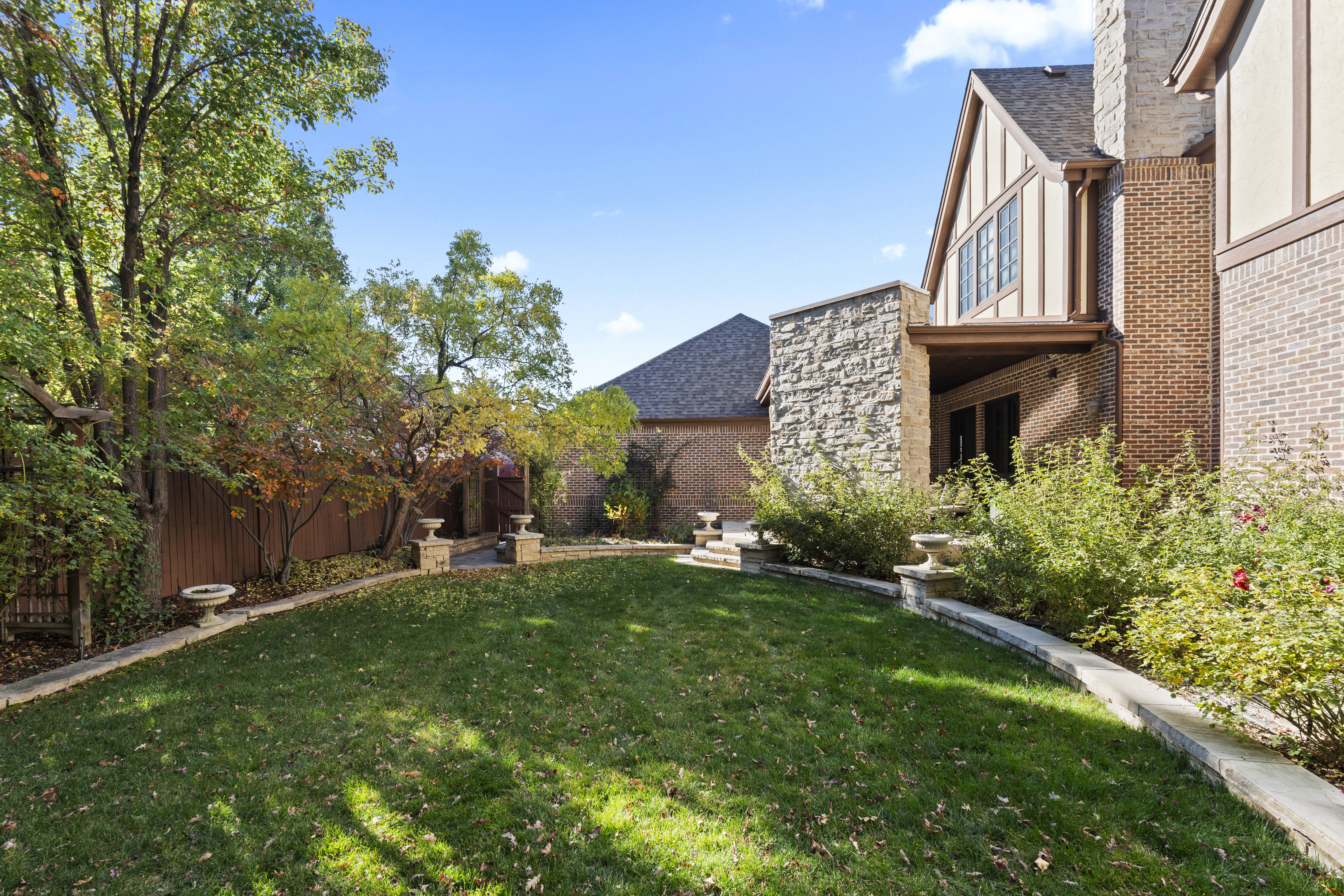  LUXURY LIVING IN LOWRY TIMELESS ENGLISH TUDOR EXPANSIVE LOT ON 6TH AVENUE PKWY - 物件實景