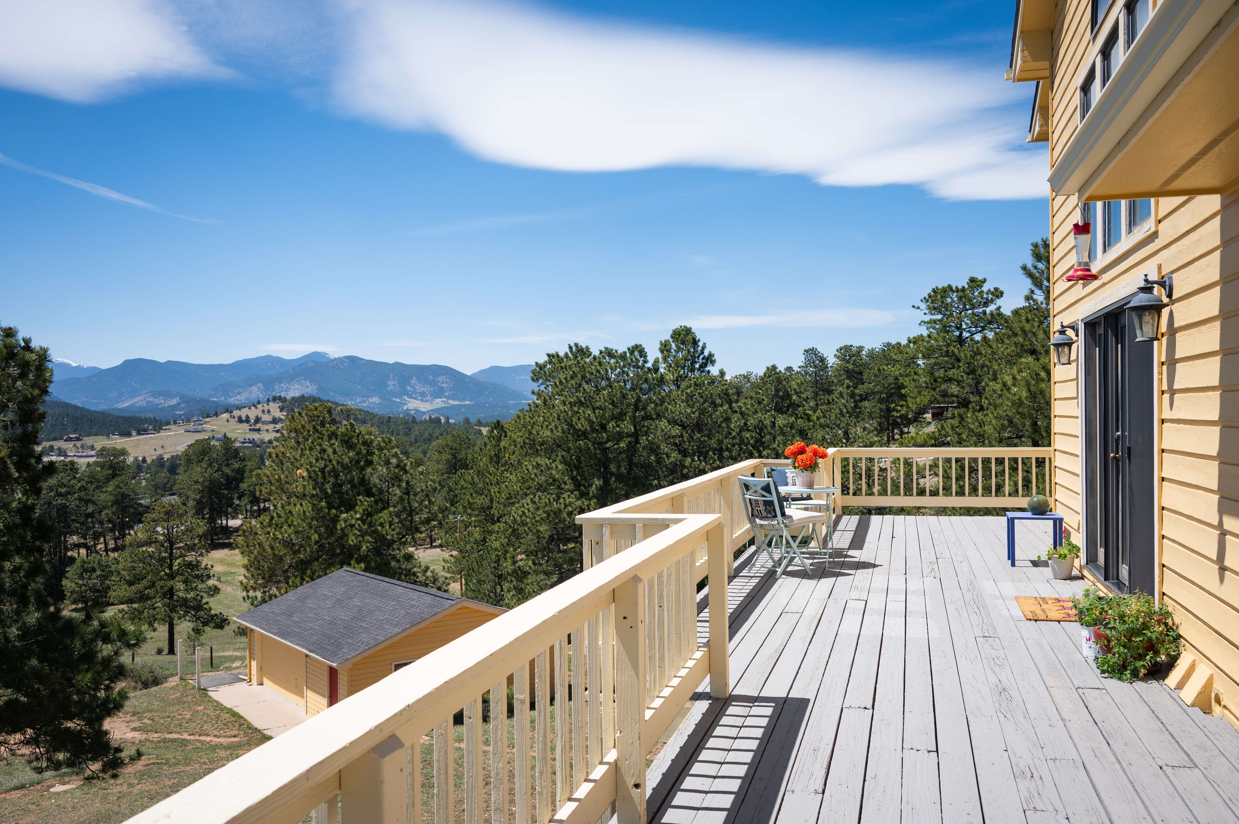  Tucked into the Foothills of the Rocky Mountains your majestic paradise awaits - 物件實景