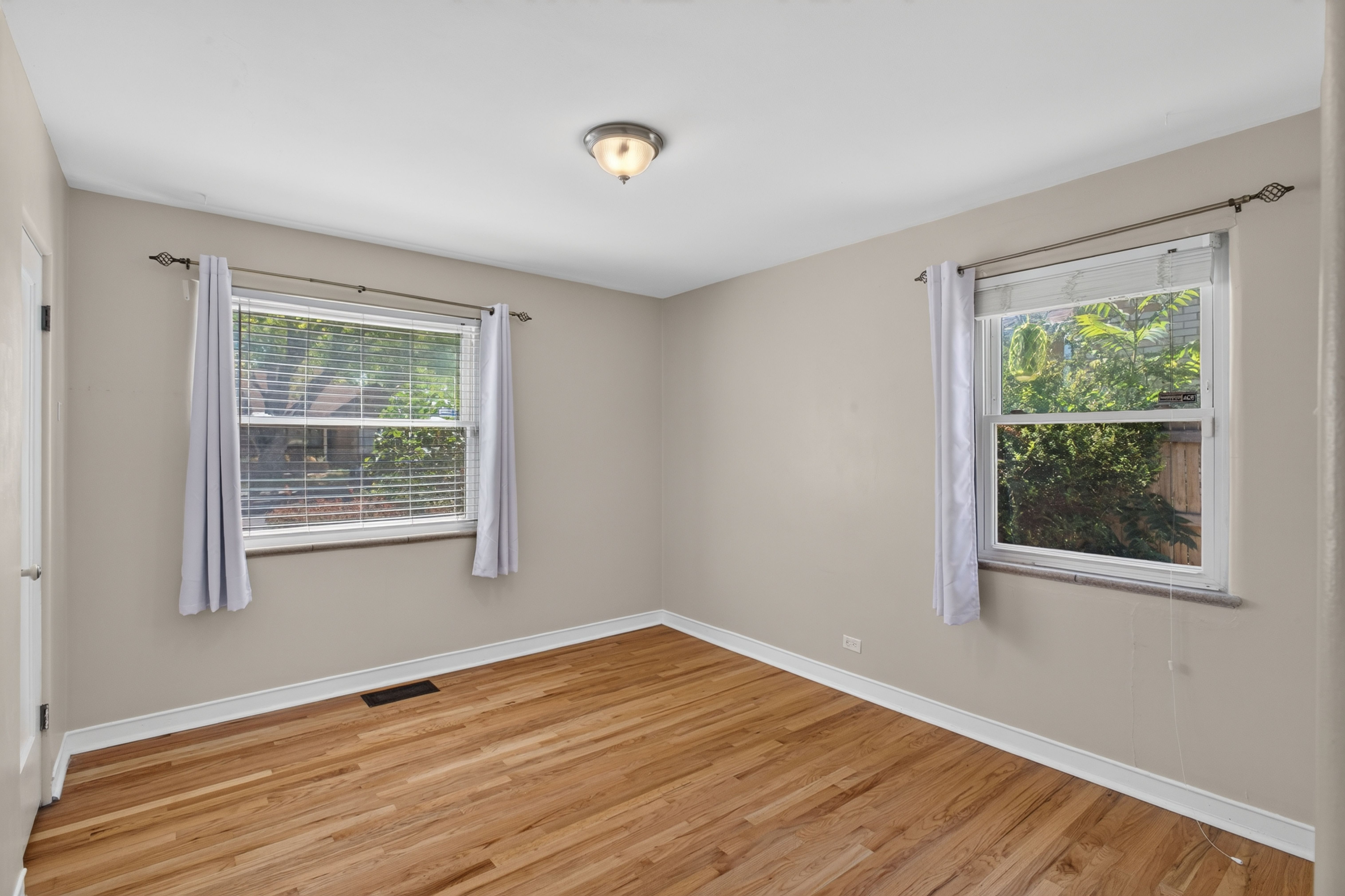  Charming Mayfair Home with Private Backyard Patio & Tree-Lined Charm - 物件實景