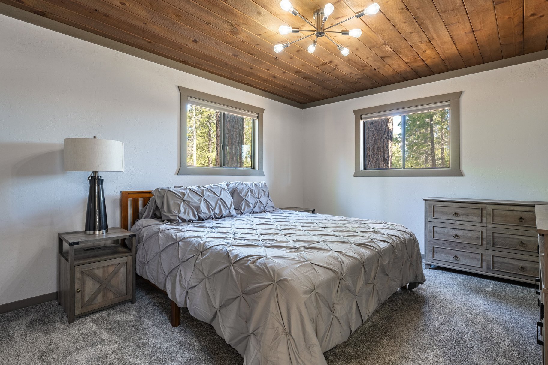  Loved and Cared For West Shore Home with Large Detached Garage and ADU Potential - 物件實景