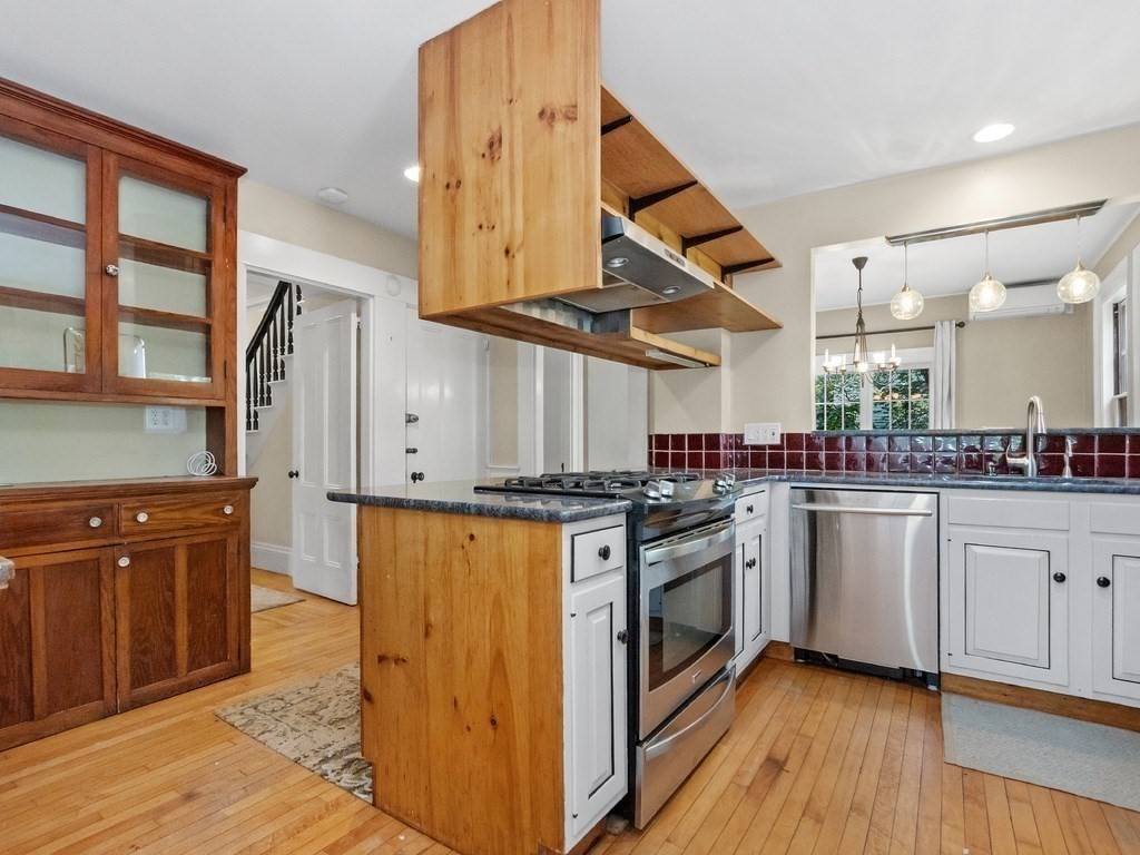 Waltham, Massachusetts, 02453, United States, 6 Bedrooms Bedrooms, ,3 BathroomsBathrooms,Residential,For Sale,1892222