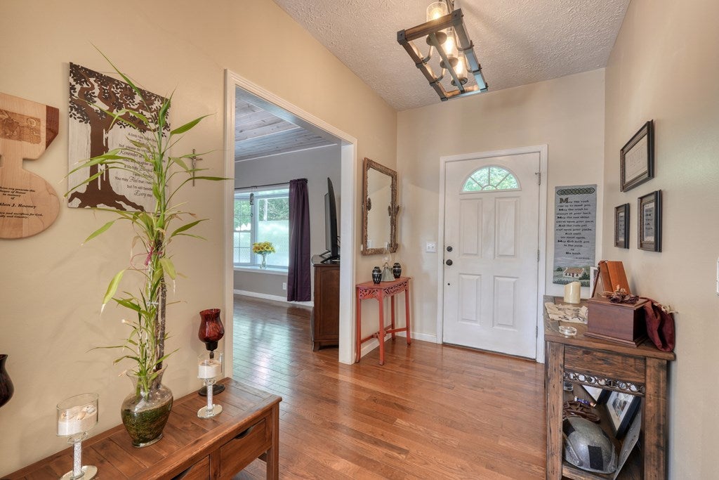 Murphy, North Carolina, 28906, United States, 3 Bedrooms Bedrooms, ,3 BathroomsBathrooms,Residential,For Sale,1902366