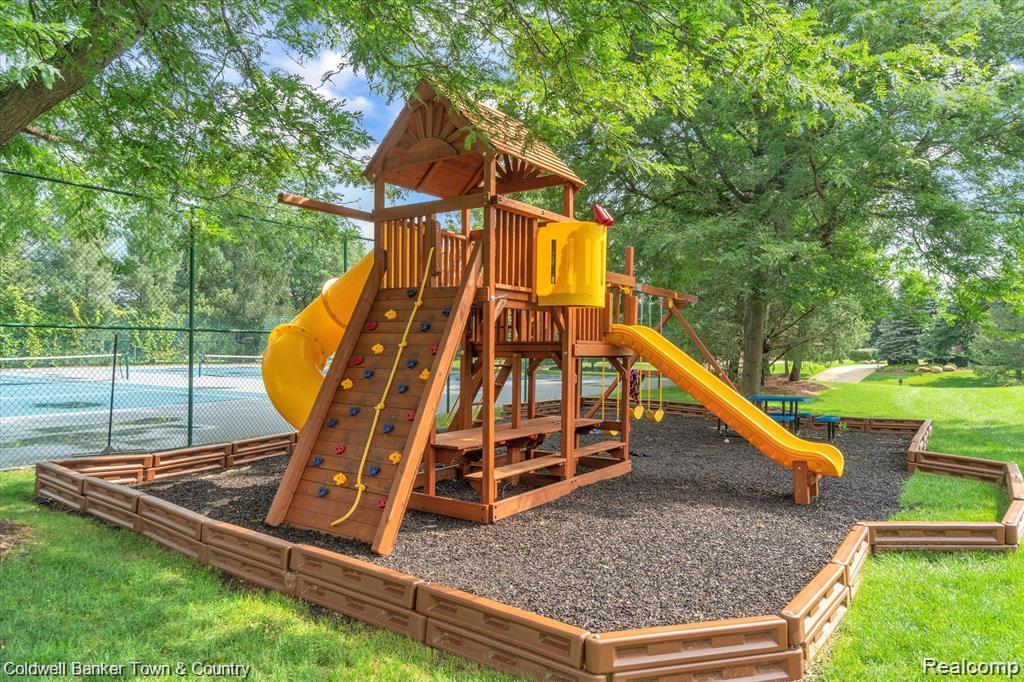 Highland, Michigan, 48357, United States, 4 Bedrooms Bedrooms, ,4 BathroomsBathrooms,Residential,For Sale,2003066