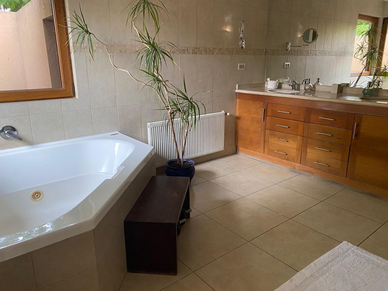 Colina, Chile, 6 Bedrooms Bedrooms, ,5 BathroomsBathrooms,Residential,For Sale,1947996