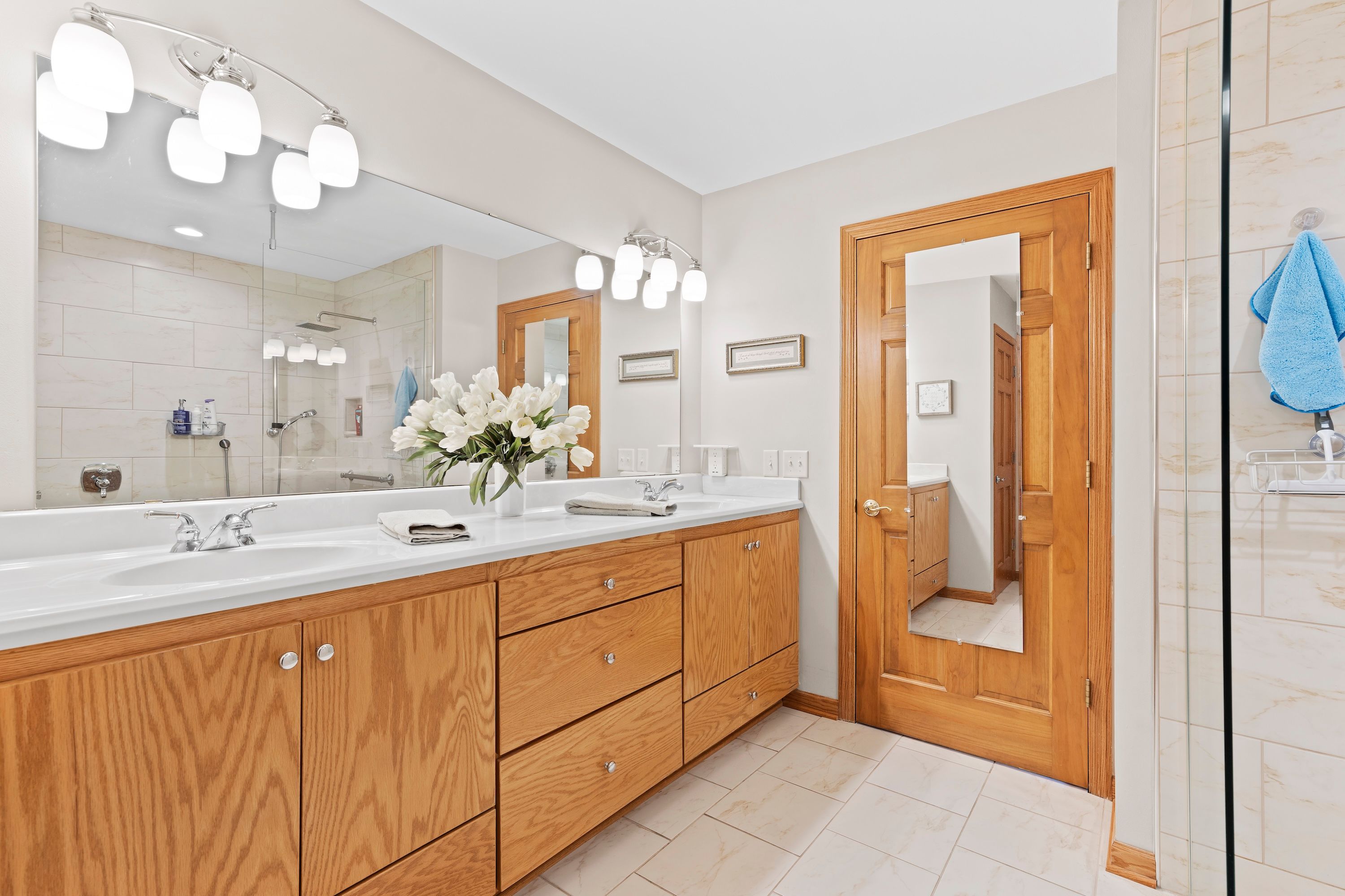  Spacious Side-by-Side Condo in Brookfield - 物件實景