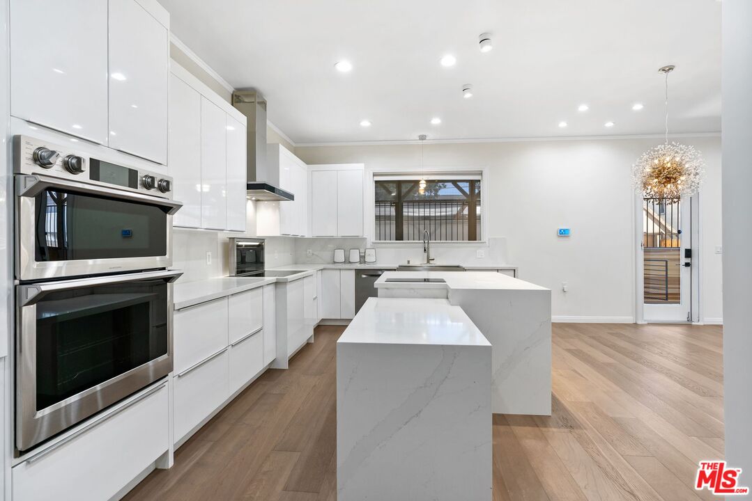 Los Angeles, California, 90006, United States, 7 Bedrooms Bedrooms, ,6 BathroomsBathrooms,Residential,For Sale,1848318