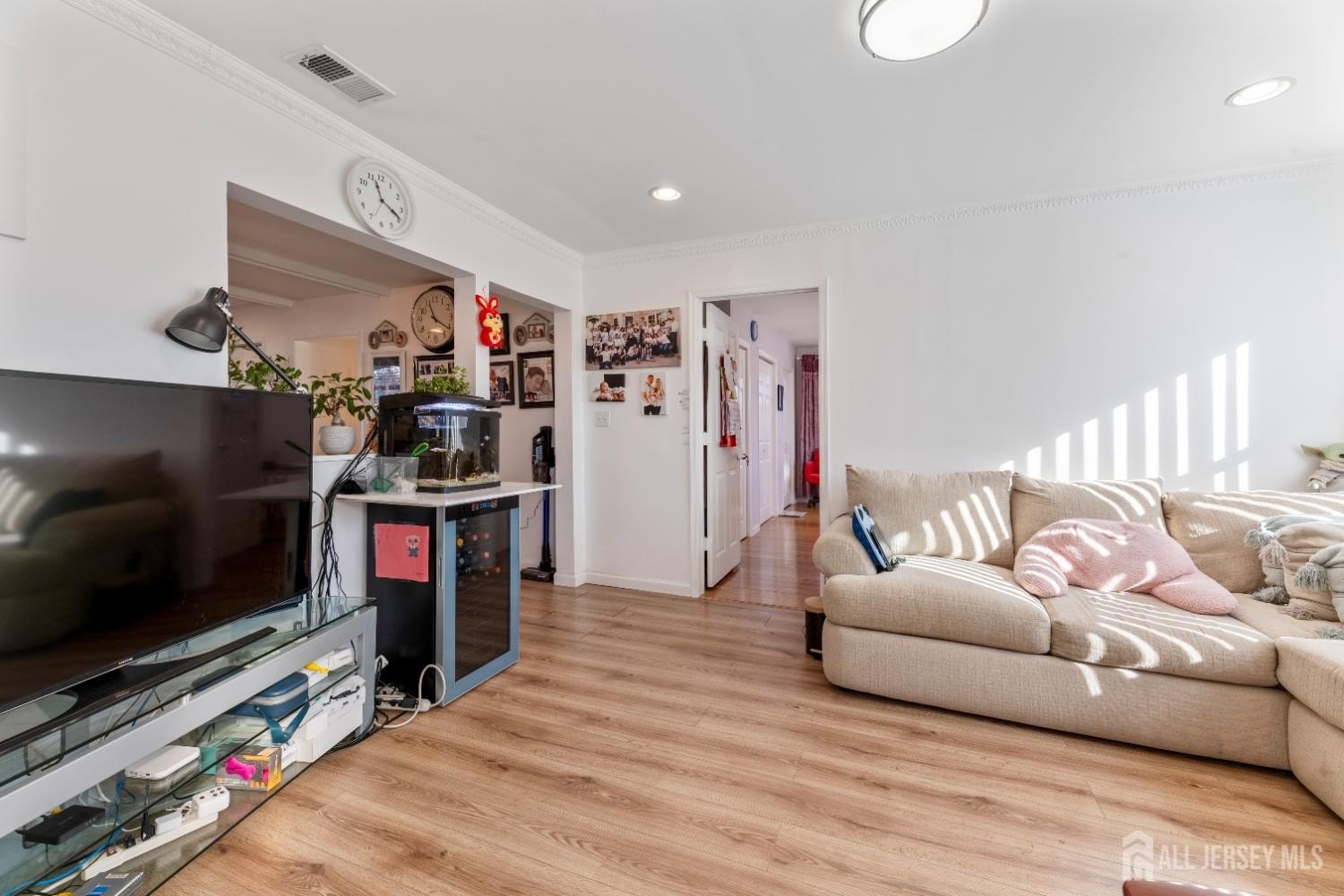 Edison, New Jersey, 08817, United States, 3 Bedrooms Bedrooms, ,2 BathroomsBathrooms,Residential,For Sale,2010060