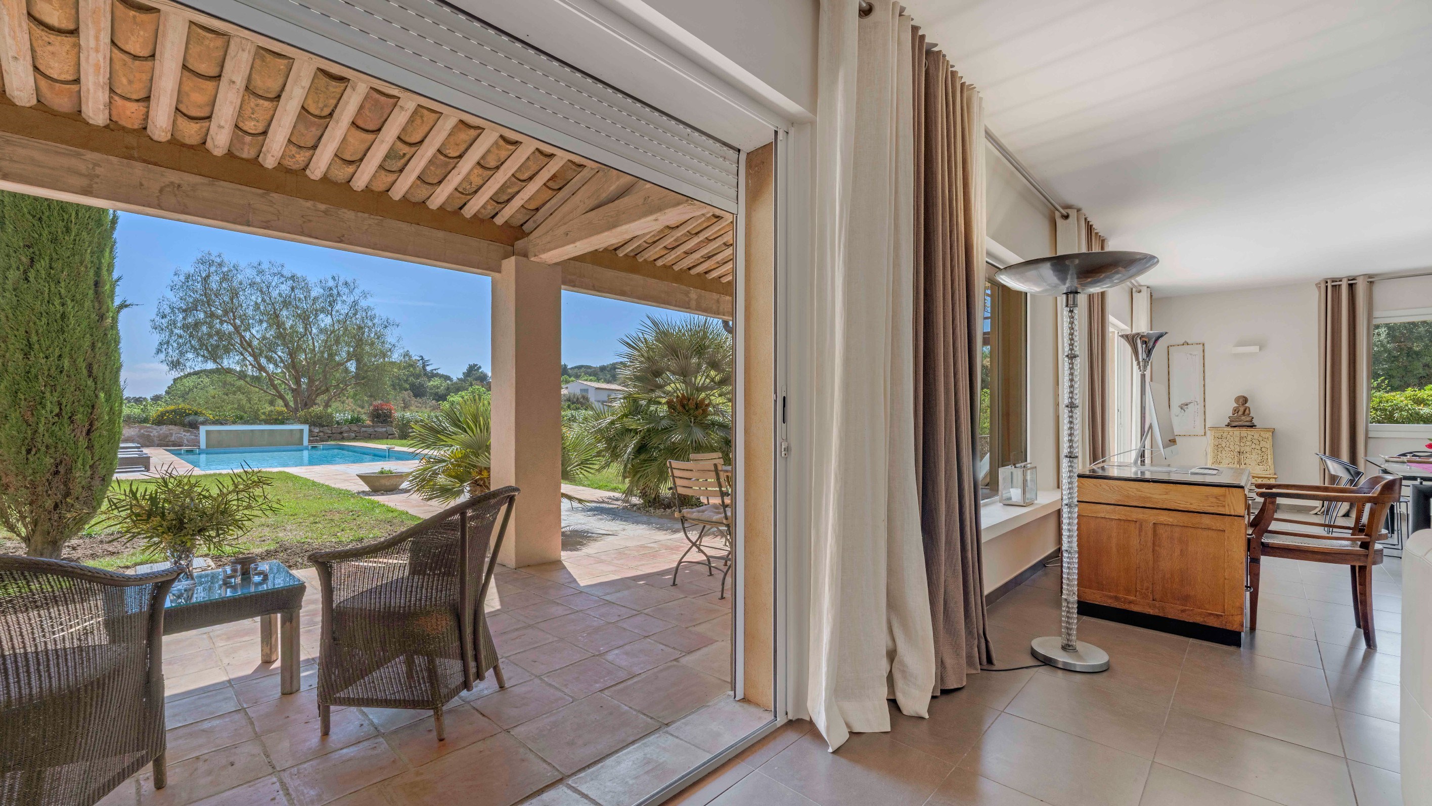  Highly sought-after private estate: contemporary villa close to the Beauvallon … - 物件實景