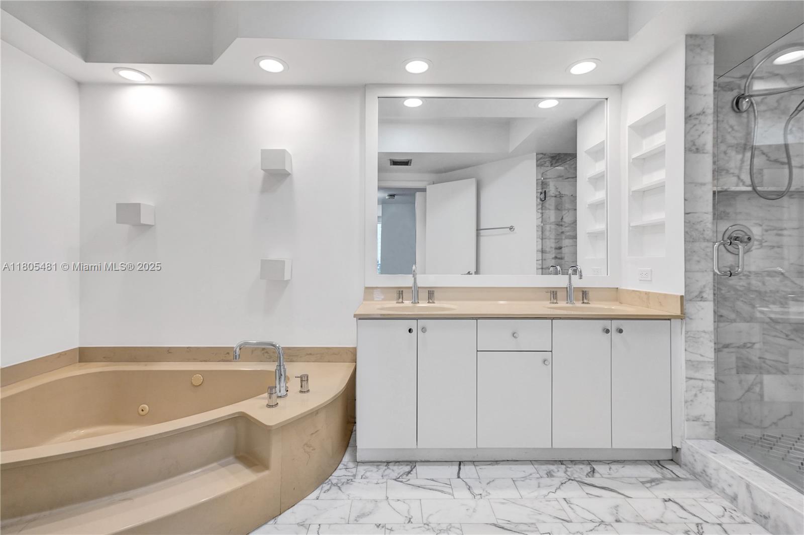 Aventura, Florida, 33180, United States, 2 Bedrooms Bedrooms, ,2 BathroomsBathrooms,Residential,For Sale,1827692