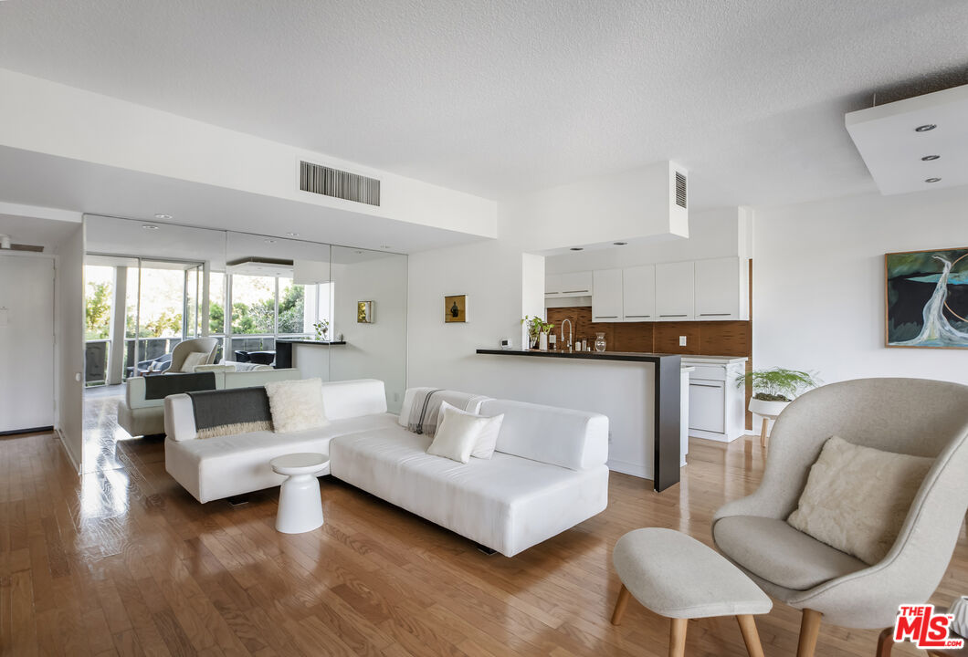 Los Angeles, California, 90027, United States, 1 Bedroom Bedrooms, ,1 BathroomBathrooms,Residential,For Sale,1907316