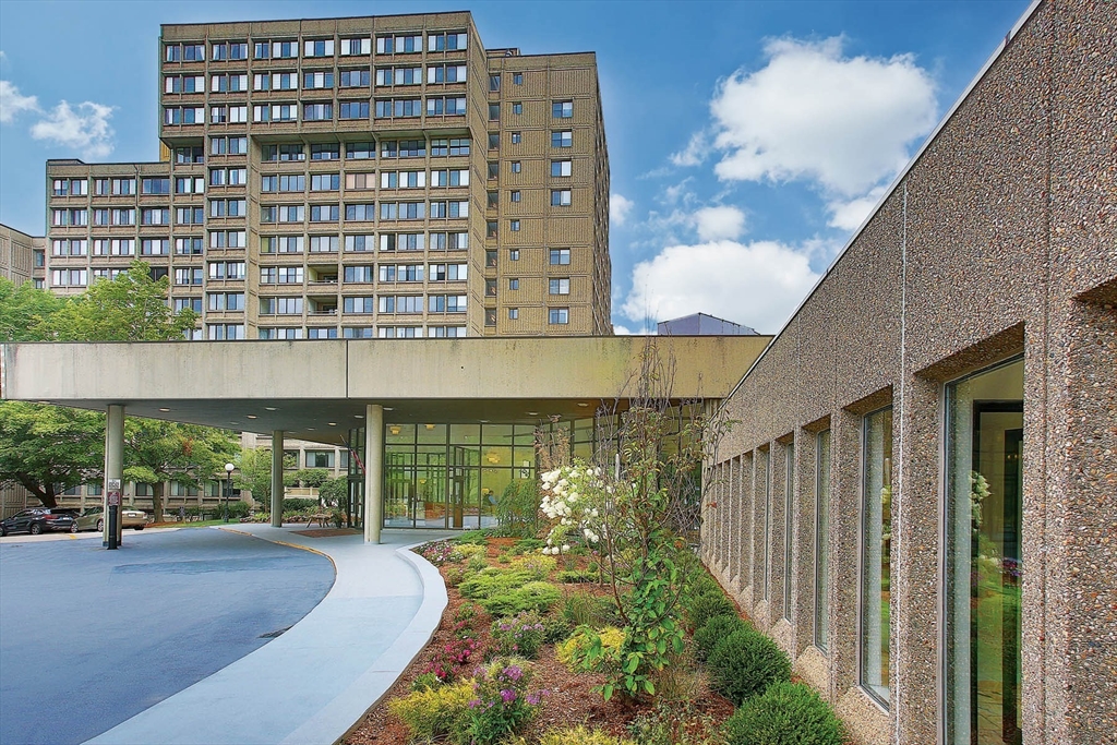 Newton, Massachusetts, 02467, United States, 2 Bedrooms Bedrooms, ,2 BathroomsBathrooms,Residential,For Sale,1987571