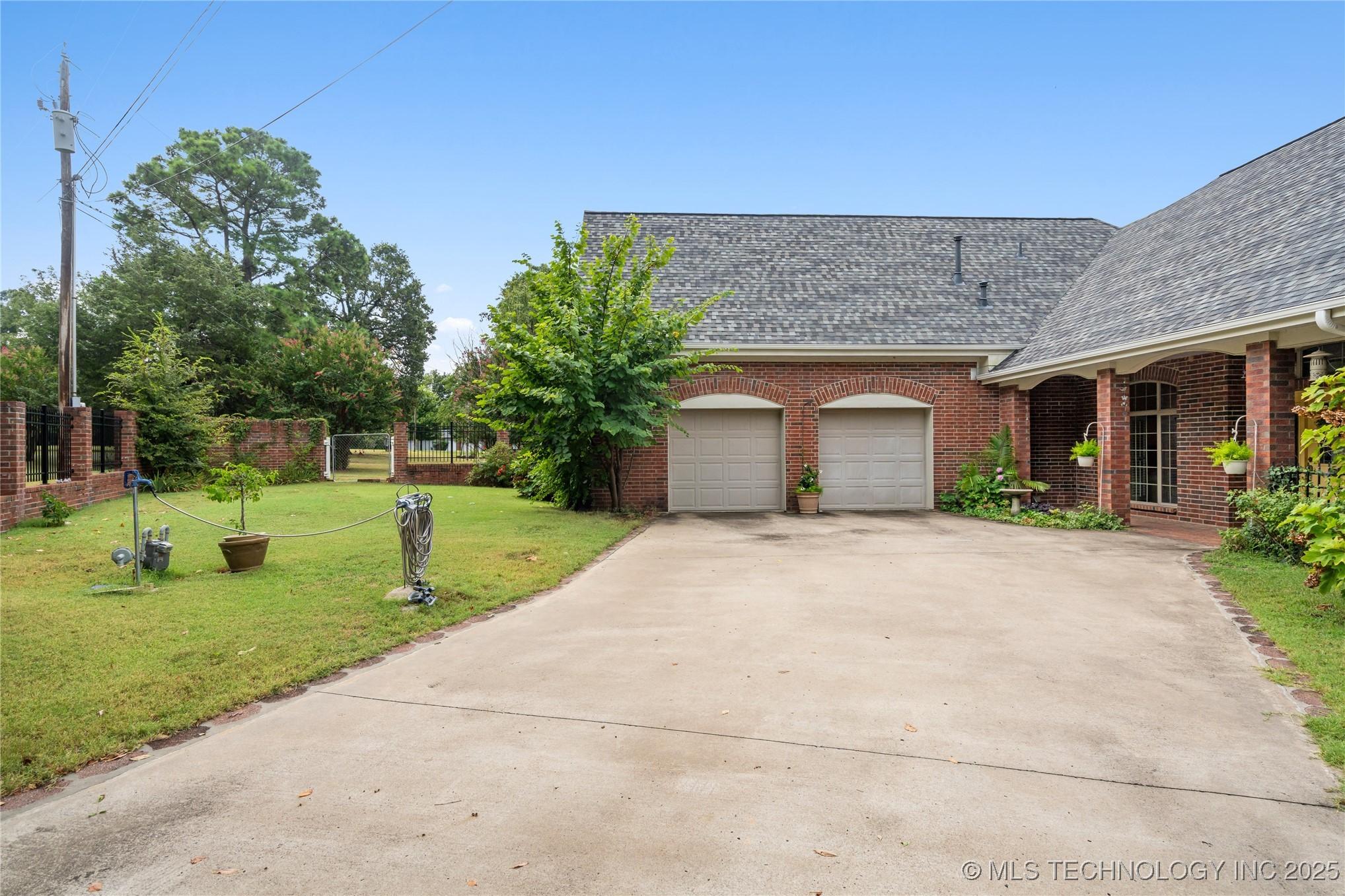 Hulbert, Oklahoma, 74441, United States, 3 Bedrooms Bedrooms, ,2 BathroomsBathrooms,Residential,For Sale,1920796