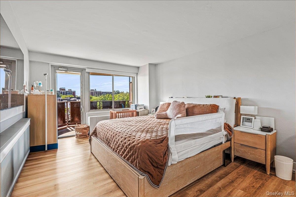Bayside, New York, 11360, United States, 2 Bedrooms Bedrooms, ,2 BathroomsBathrooms,Residential,For Sale,2049327
