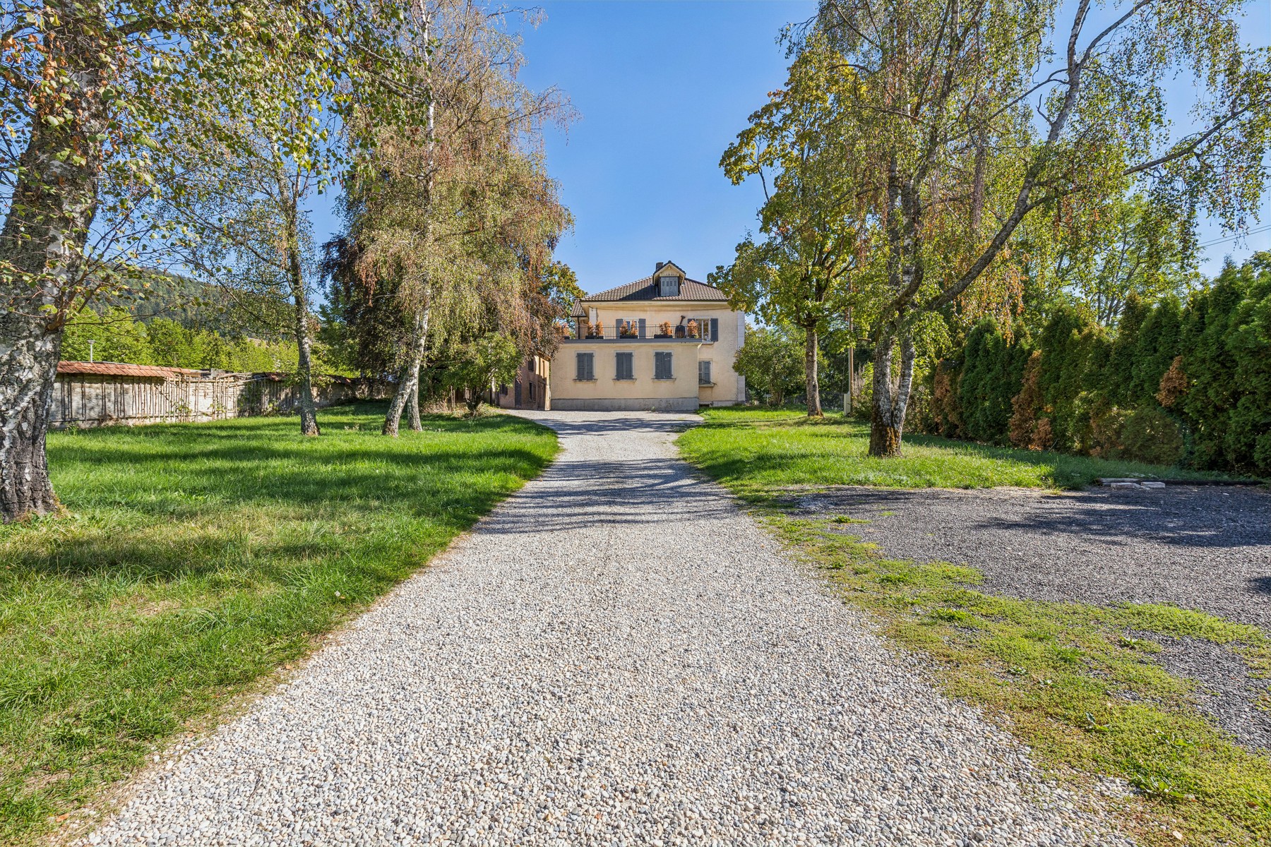  Elegant mansion comprising 3 apartments, with 2 horse stalls and 3 enclosed gara - 物件實景