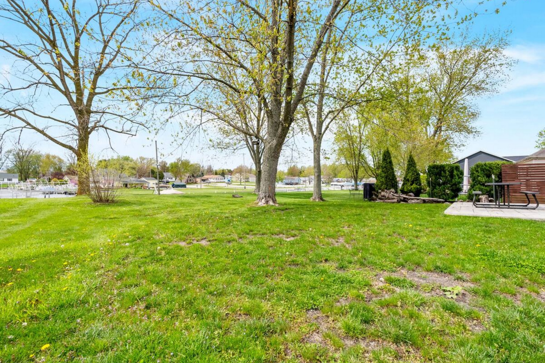  Beautifully Maintained Lake Wawasee Home with Peaceful Water Views - 物件實景