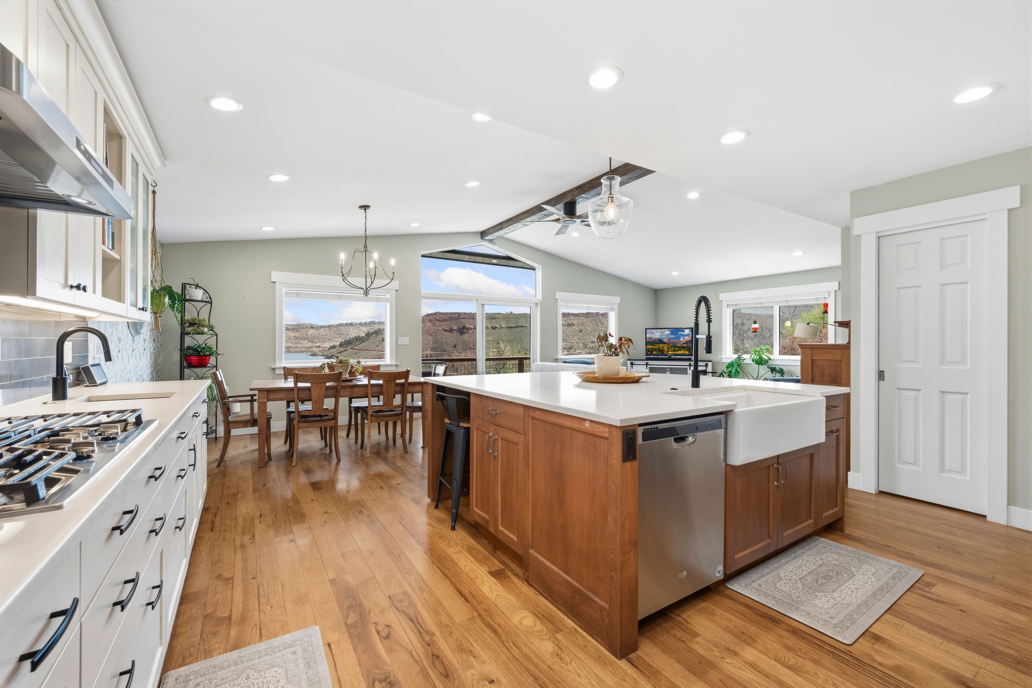  Beautifully Updated Raised Ranch, Perfectly Positioned to Capture Views - 物件實景