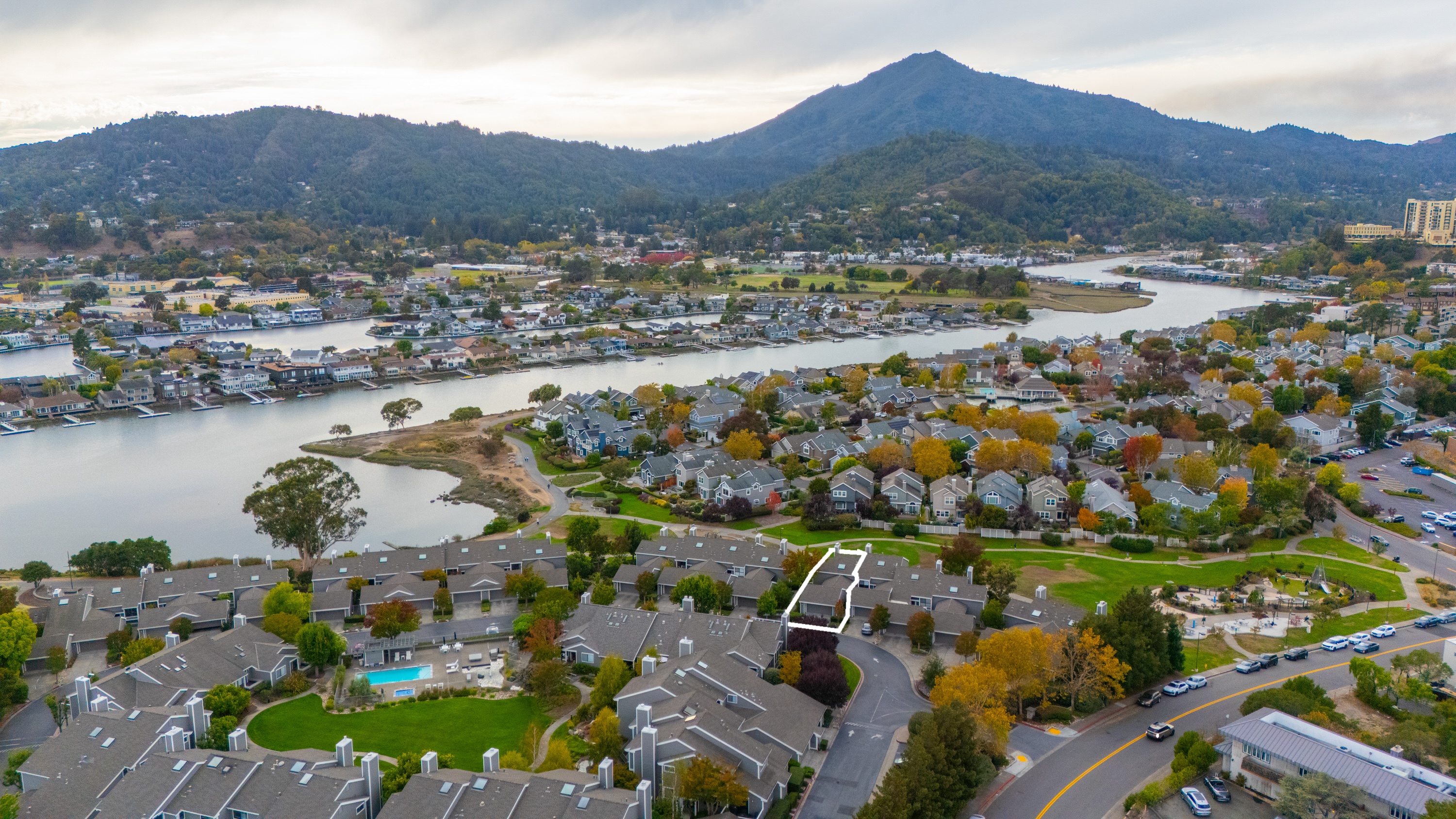  Rare End-Unit Retreat With Views - 物件實景